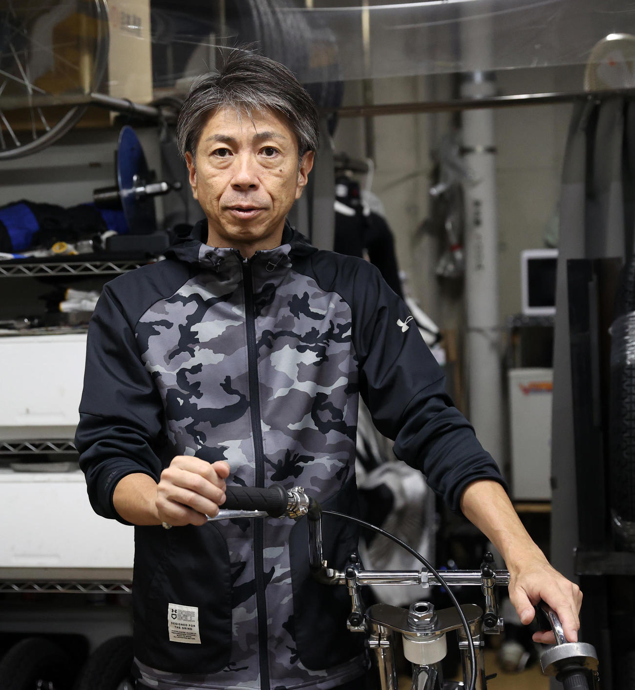前検で撮影に応じる高橋貢（撮影・柴田隆二）