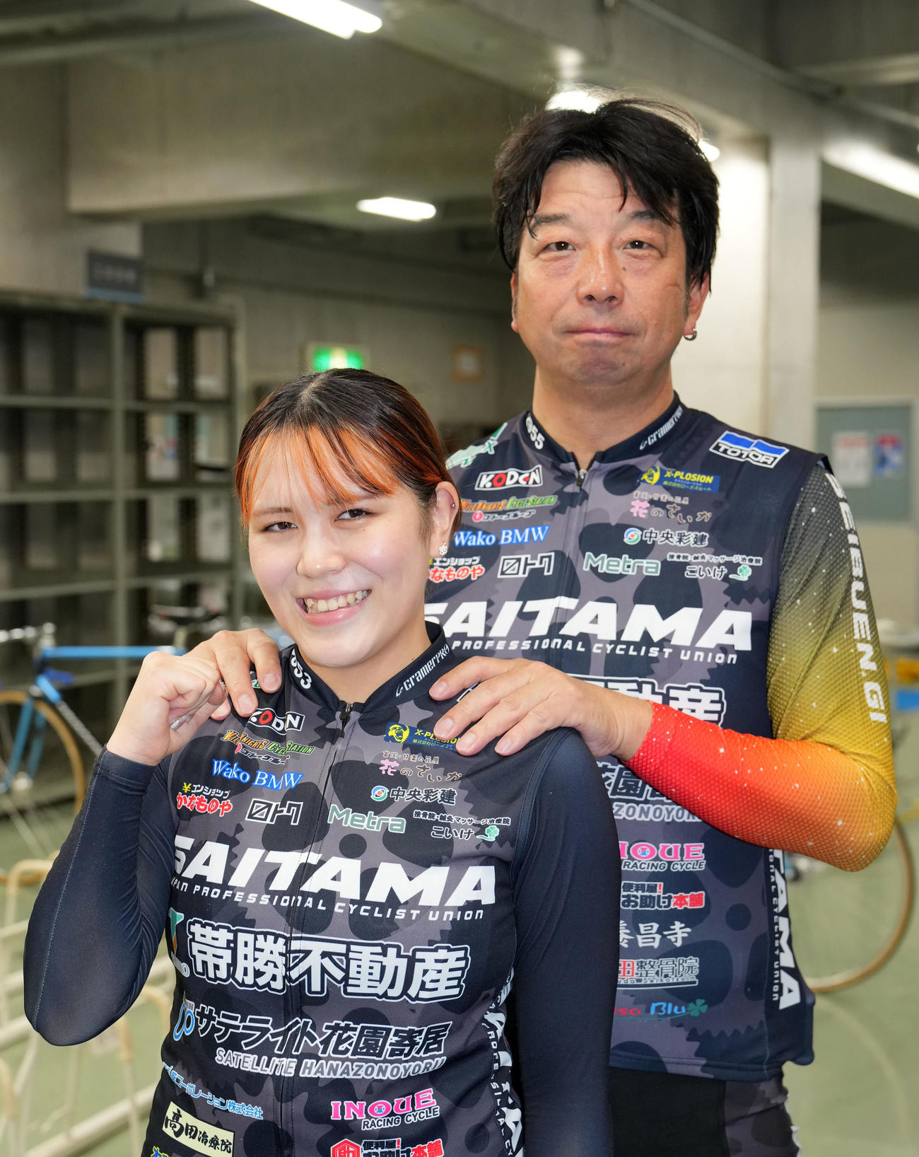 師匠の太田真一（右）と共に写真に納まる中島瞳（撮影・横山健太）