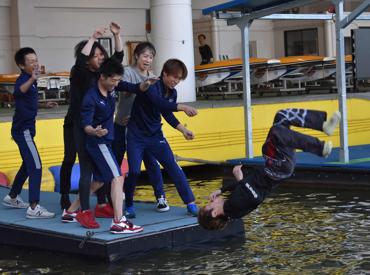 デビュー初優勝を芦屋で飾った井本昌也（右端）が仲間から水神祭で祝福を受ける