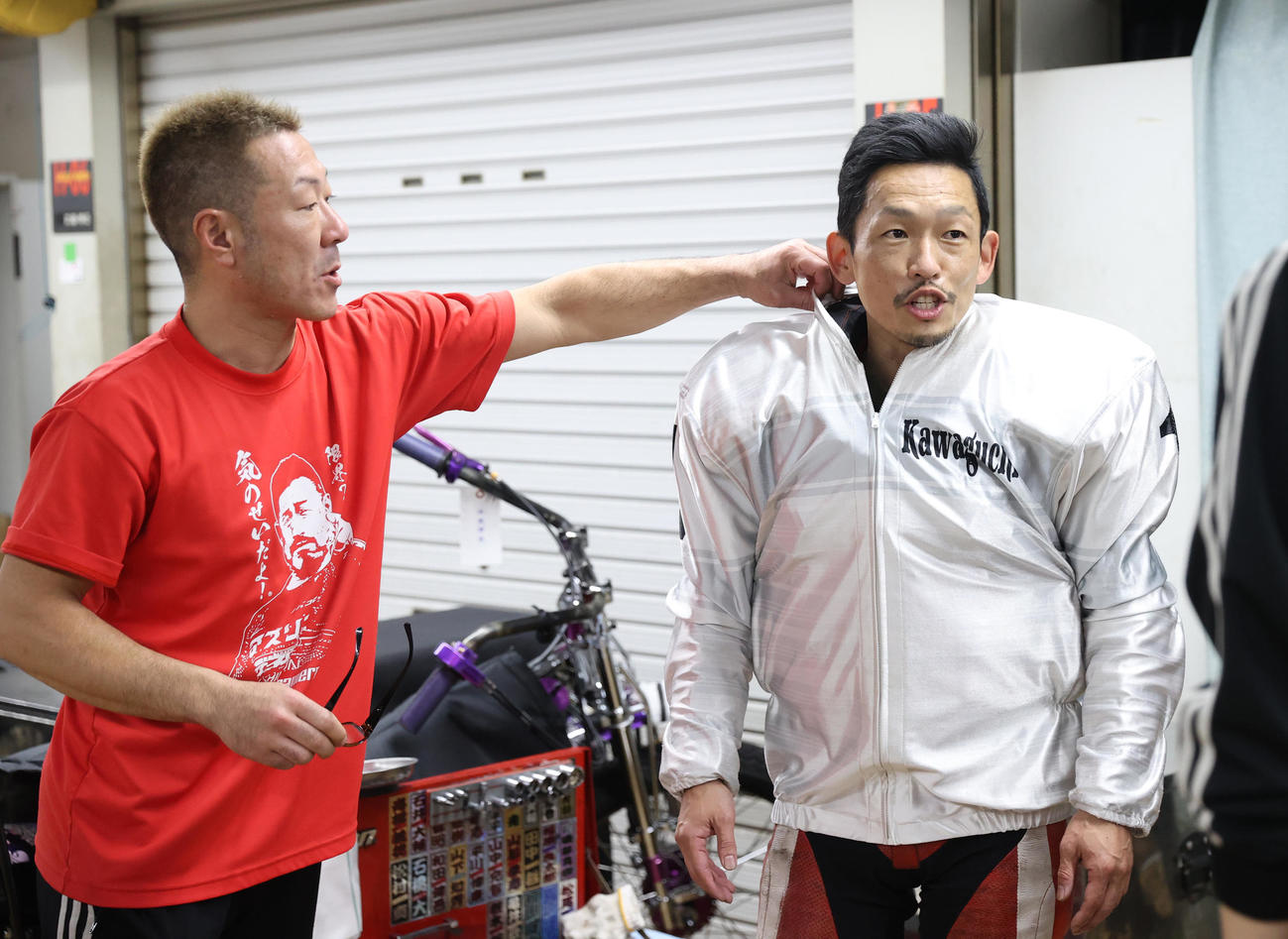 予選8Rで1着選手インタビューに向かう中村雅人（右）は勝負服の襟を大木光から直してもらう（撮影・柴田隆二）
