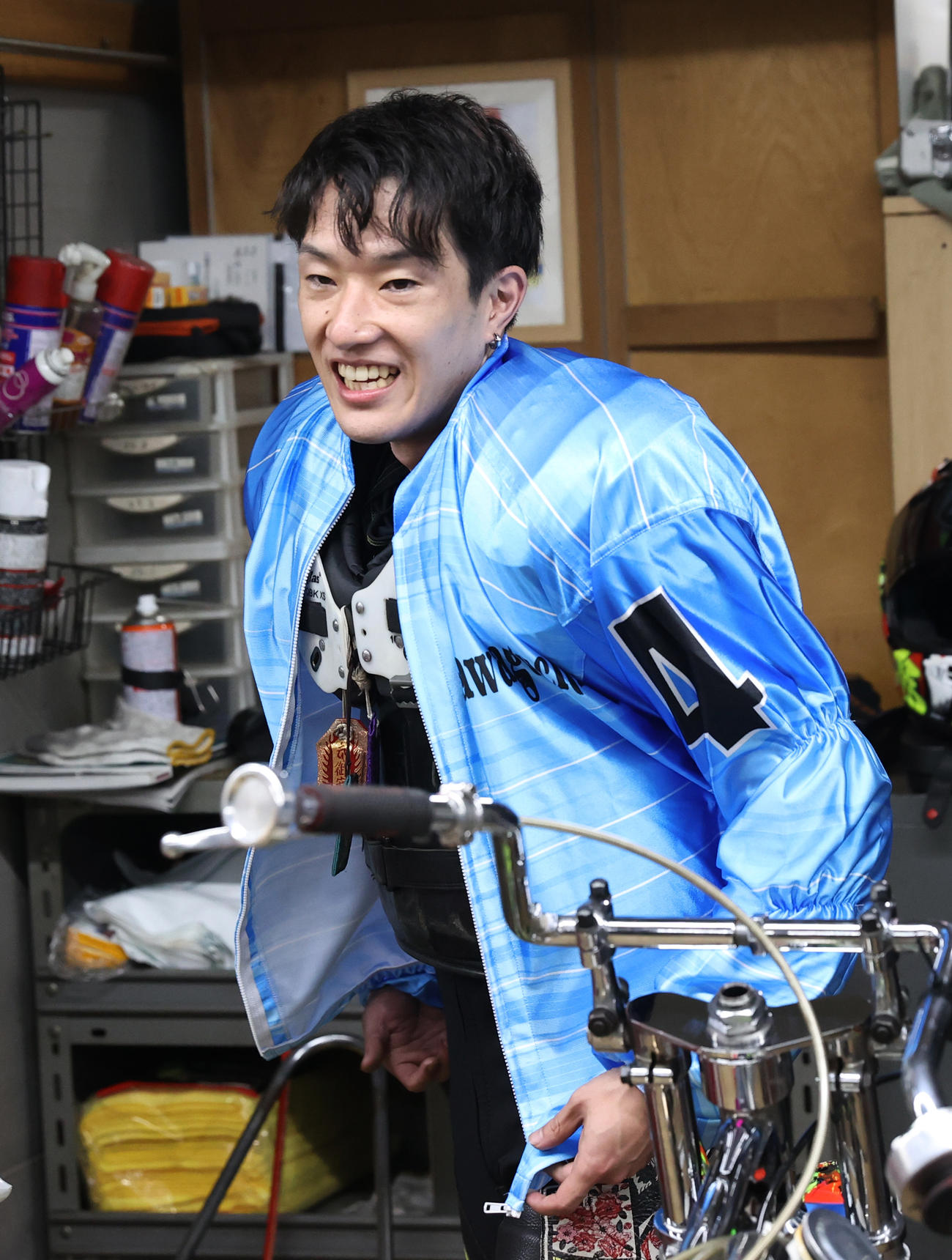 予選10Rで1着の黒川京介は笑顔を見せる（撮影・柴田隆二）