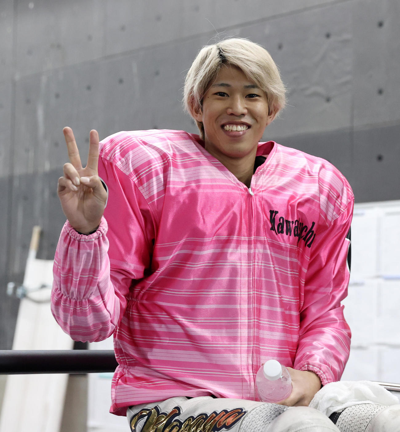 予選3Rで1着の長田稚也はVサインする（撮影・柴田隆二）