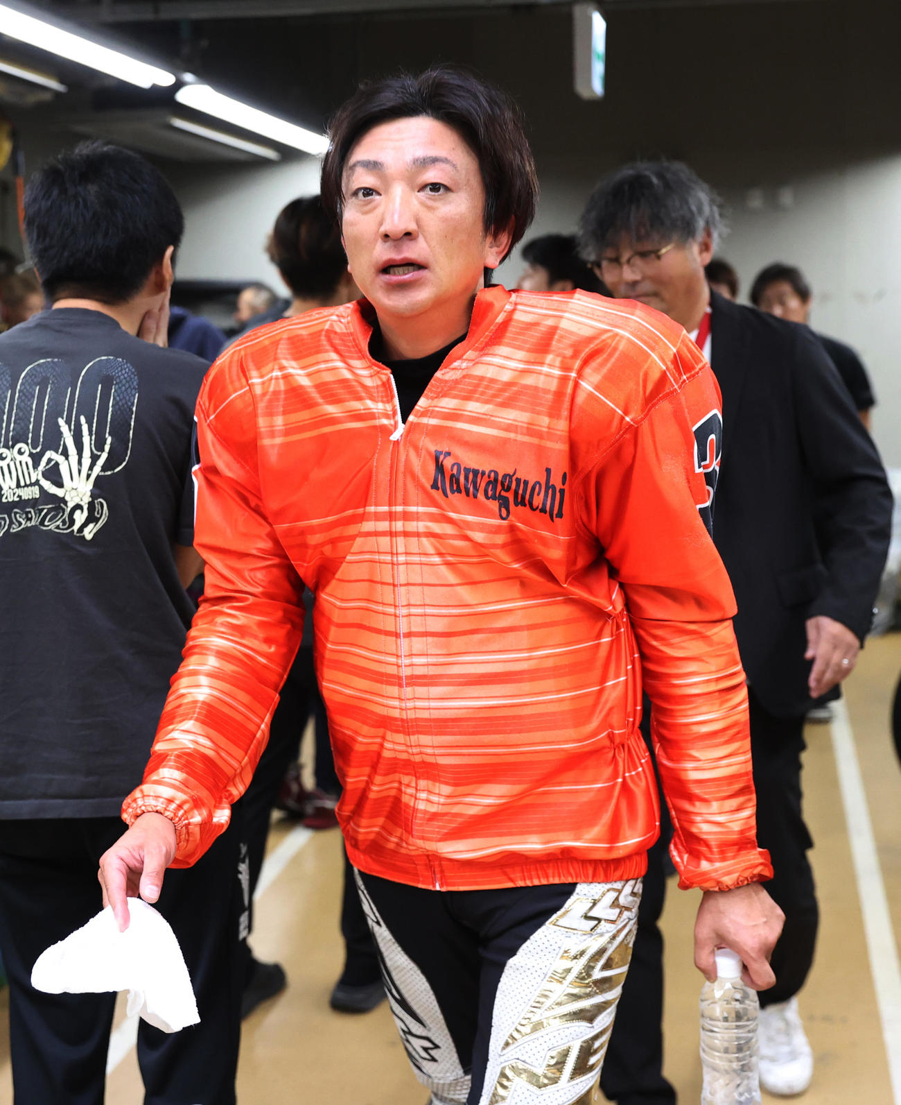 予選4Rで1着の荒尾聡は場内1周に向かう（撮影・柴田隆二）