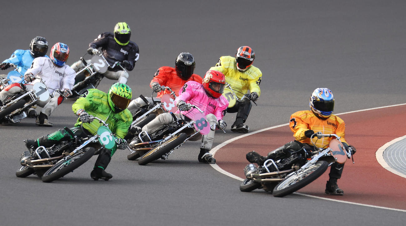 予選8R、1着永井大介（7）、2着佐藤貴也（6）、3着新井恵匠（8）（撮影・柴田隆二）