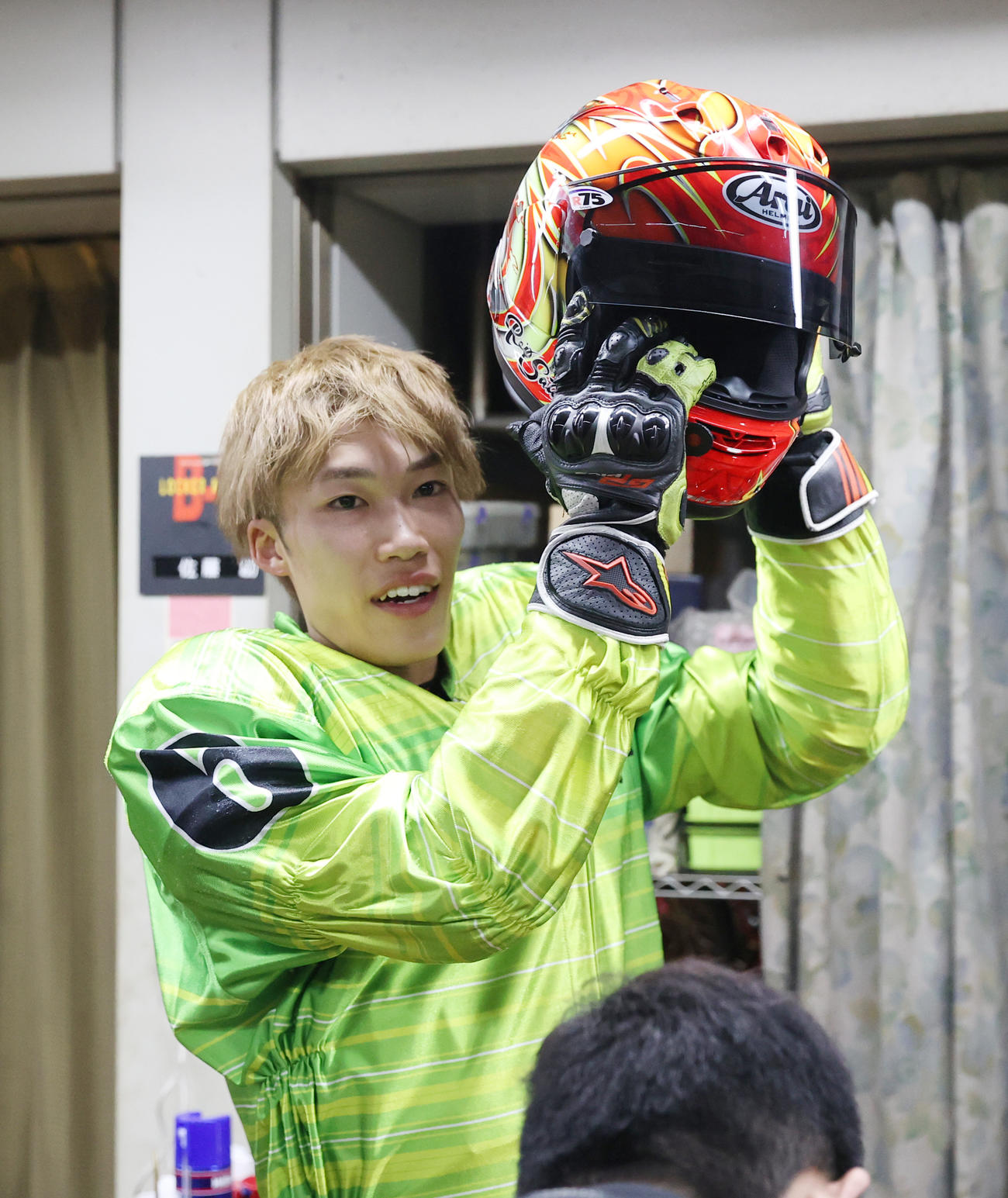 予選7Rで2着の佐藤励はヘルメットを脱ぐ（撮影・柴田隆二）