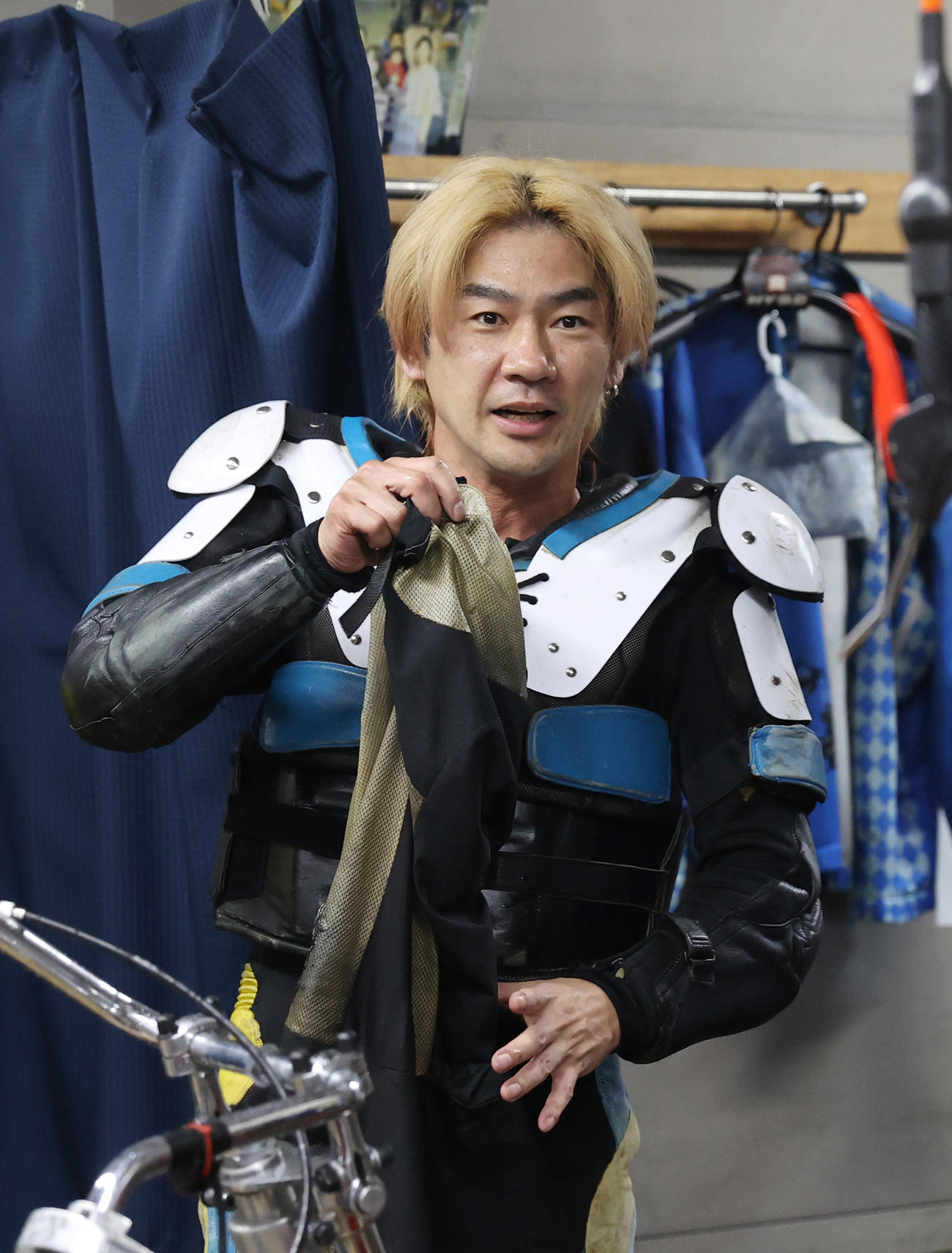 最終予選11Rで1着の加賀谷建明は勝負服を脱ぐ（撮影・柴田隆二）