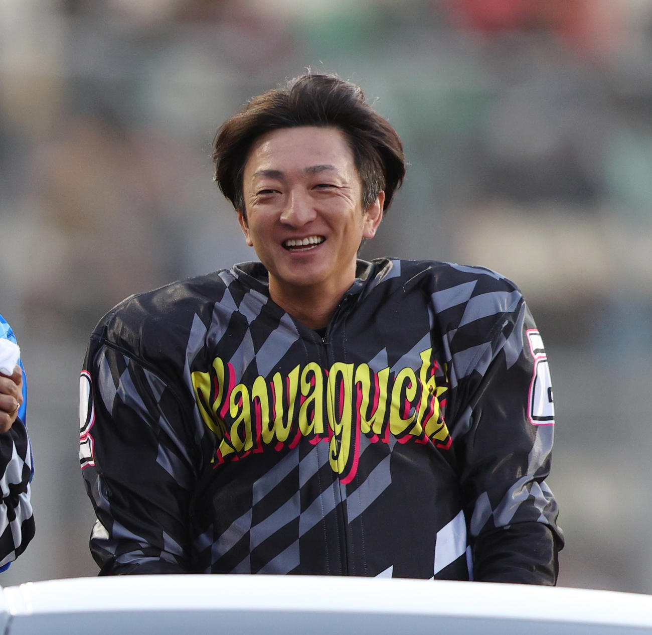 準決勝戦11Rで2着の荒尾聡は笑顔でウイニングランする（撮影・柴田隆二）