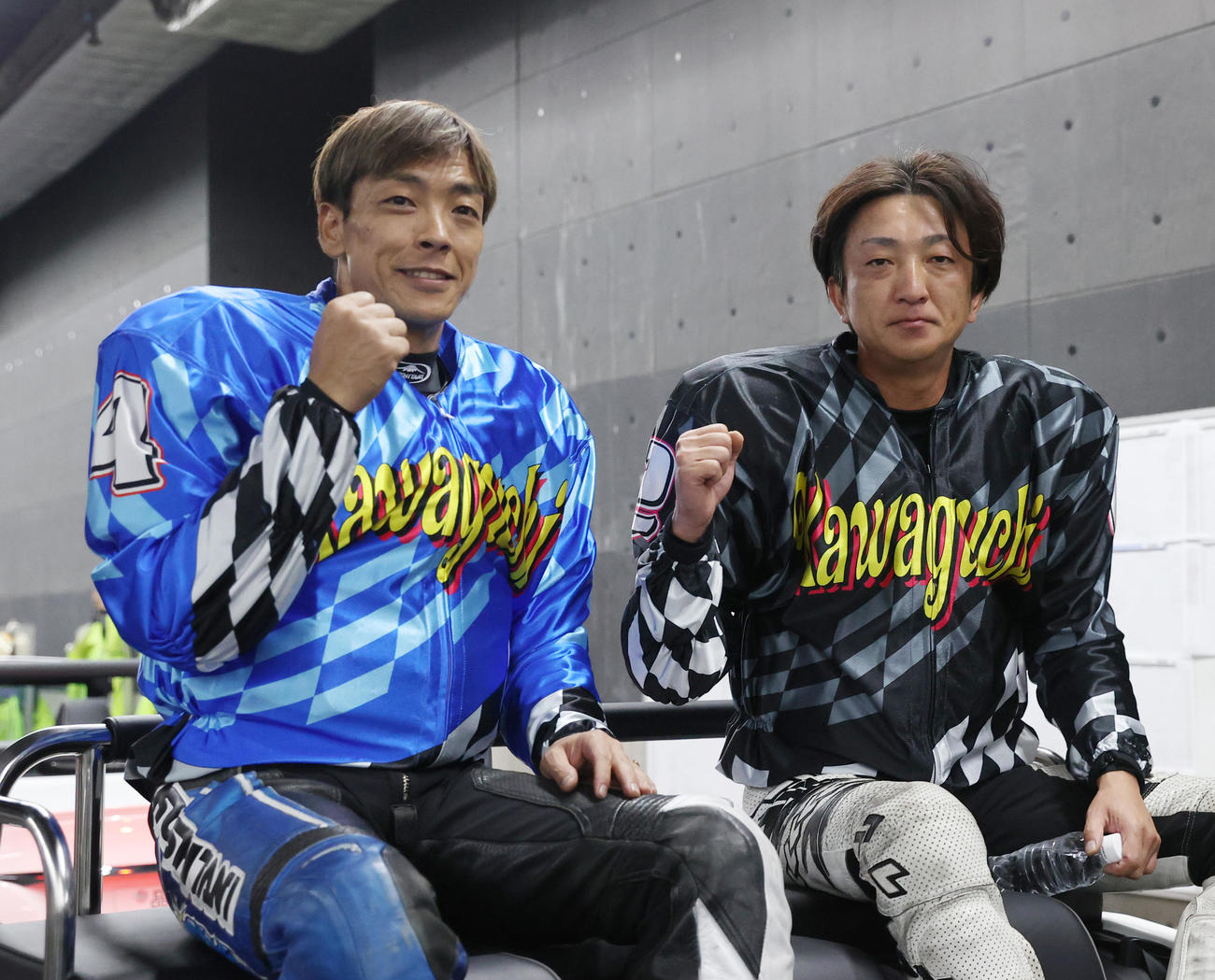 準決勝戦11Rで1着の青山周平（左）は2着の荒尾聡とガッツポーズする（撮影・柴田隆二）