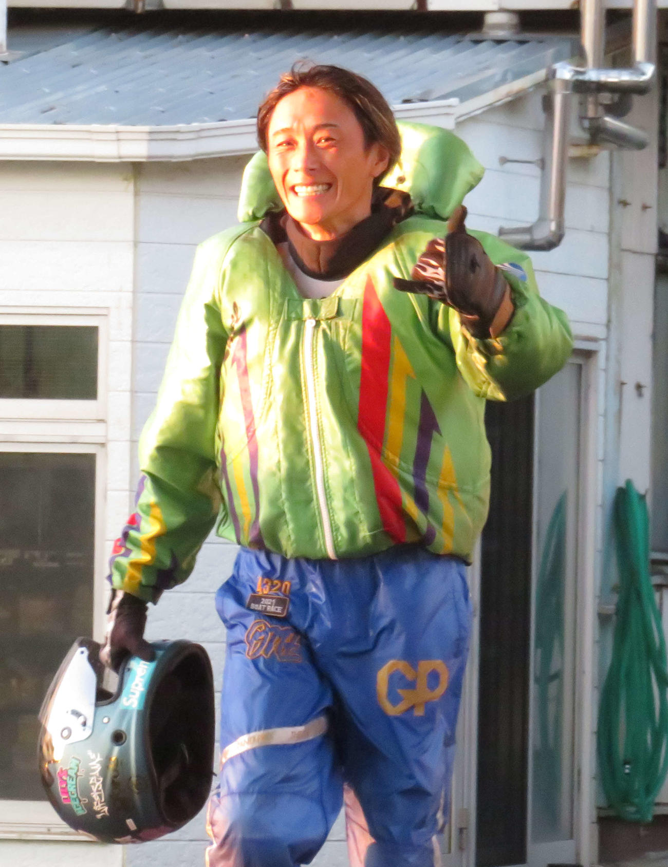 準優12R2着に、アロハポーズで喜ぶ峰竜太