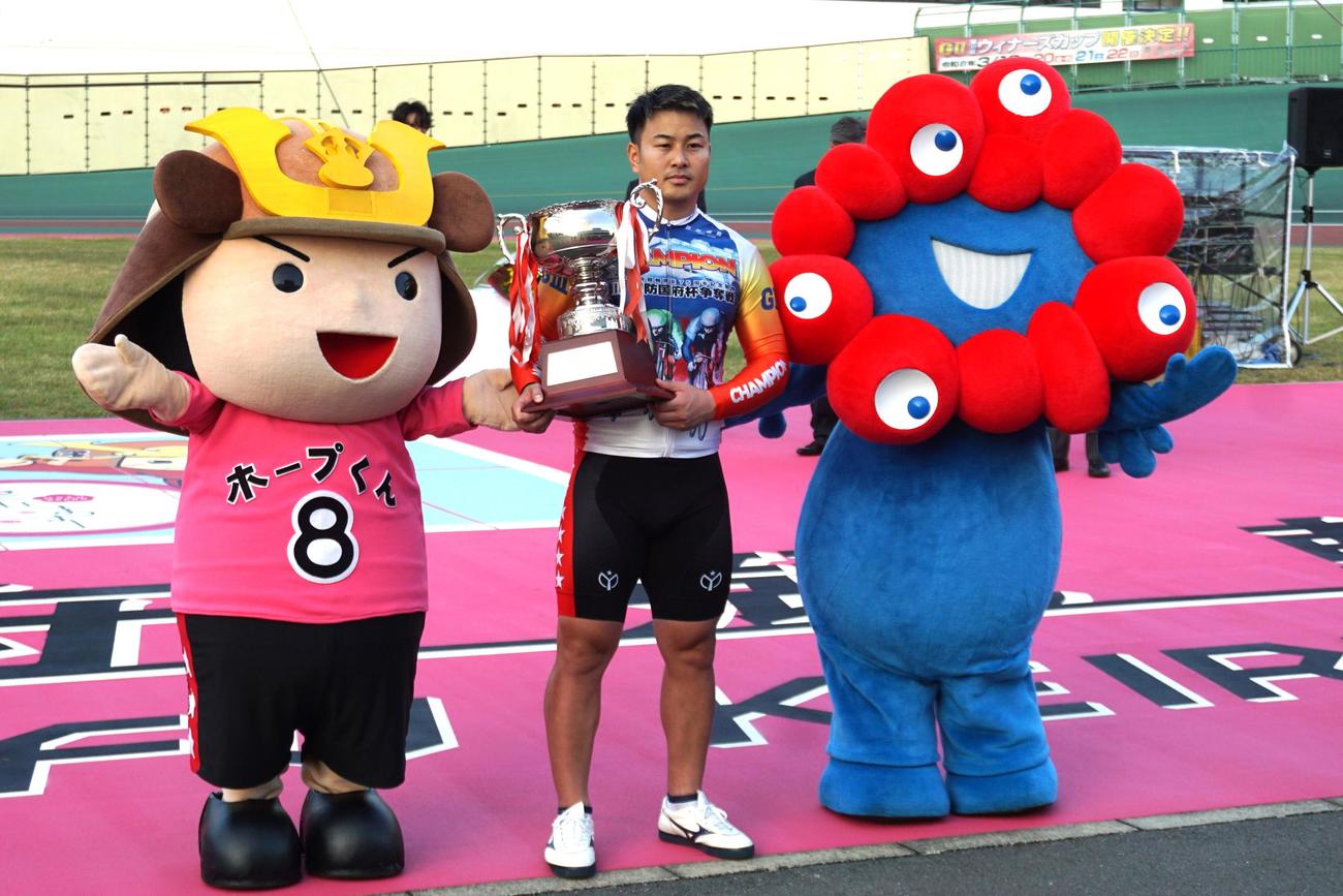 松本貴治（中）が鮮やかなまくりで優勝した
