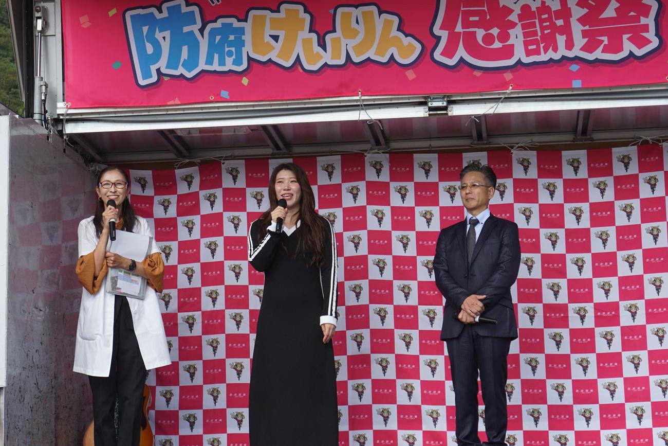 場内では吉松憲治（右）と山原さくら（中）のコラボトークショーが行われた