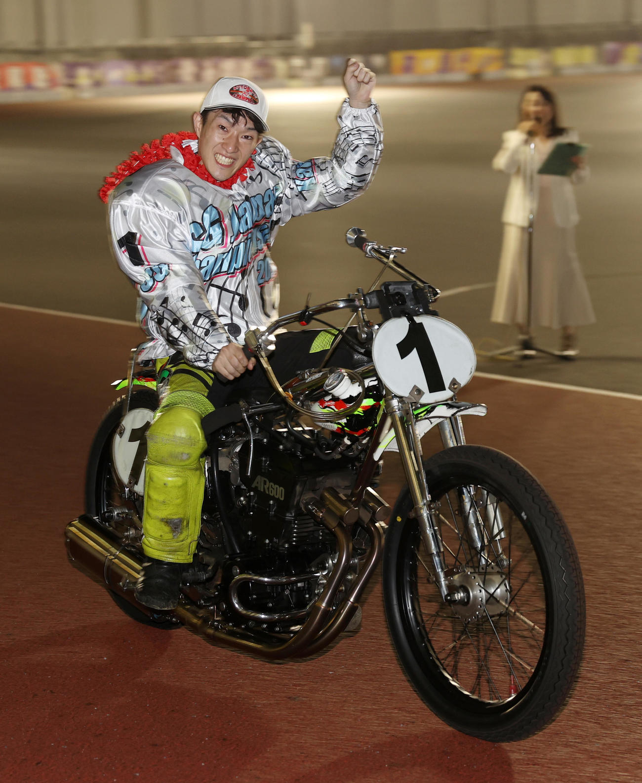 日本選手権に優勝しウイニングランする黒川京介（撮影・柴田隆二）