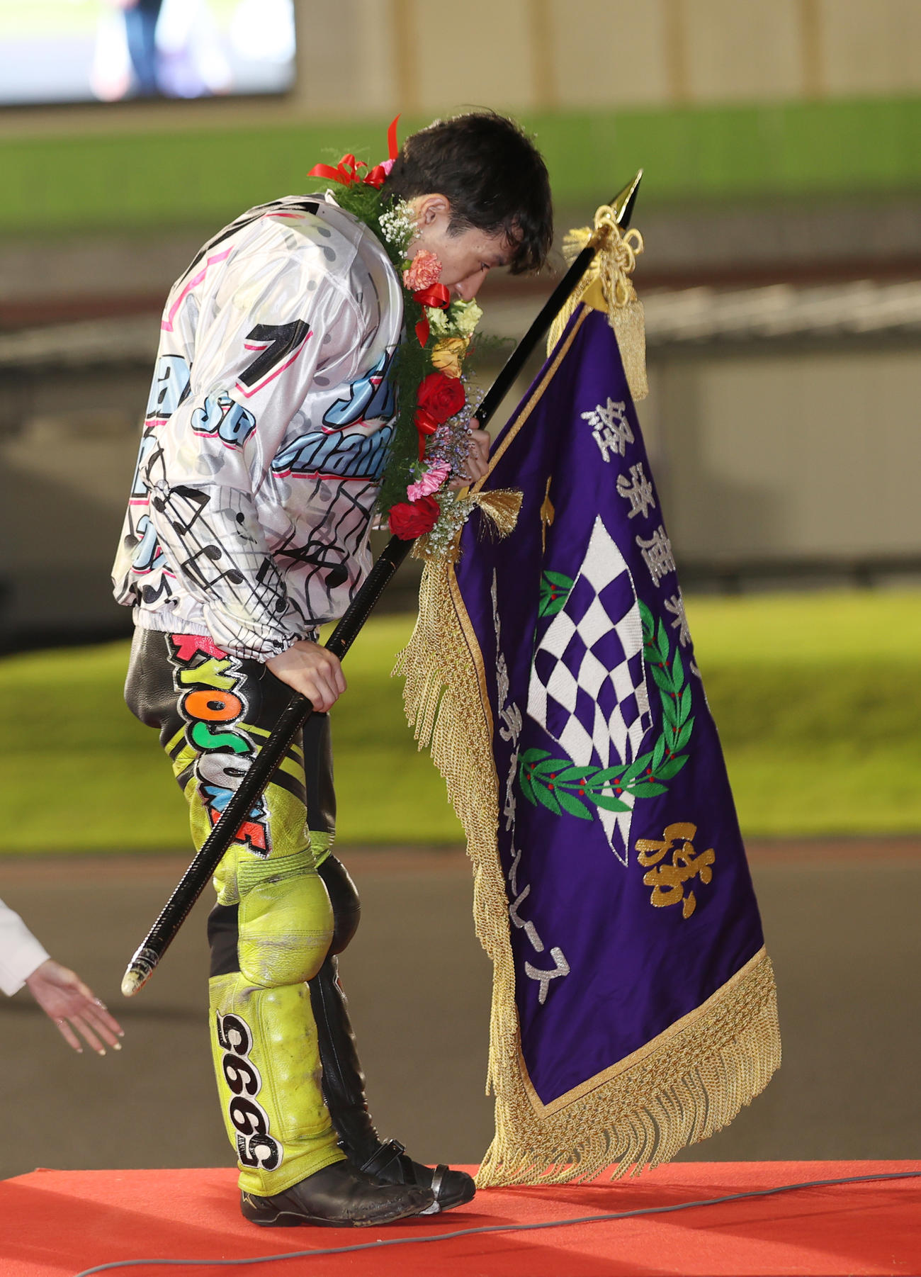 黒川京介は優勝旗を贈呈された（撮影・柴田隆二）