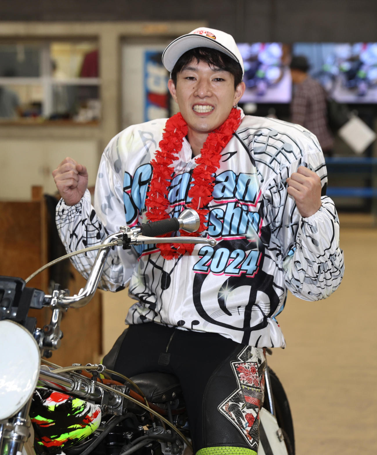 優勝した黒川京介はガッツポーズする（撮影・柴田隆二）