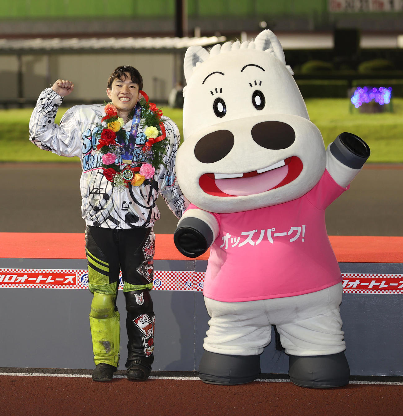 優勝した黒川京介はマキバオーとガッツポーズする（撮影・柴田隆二）