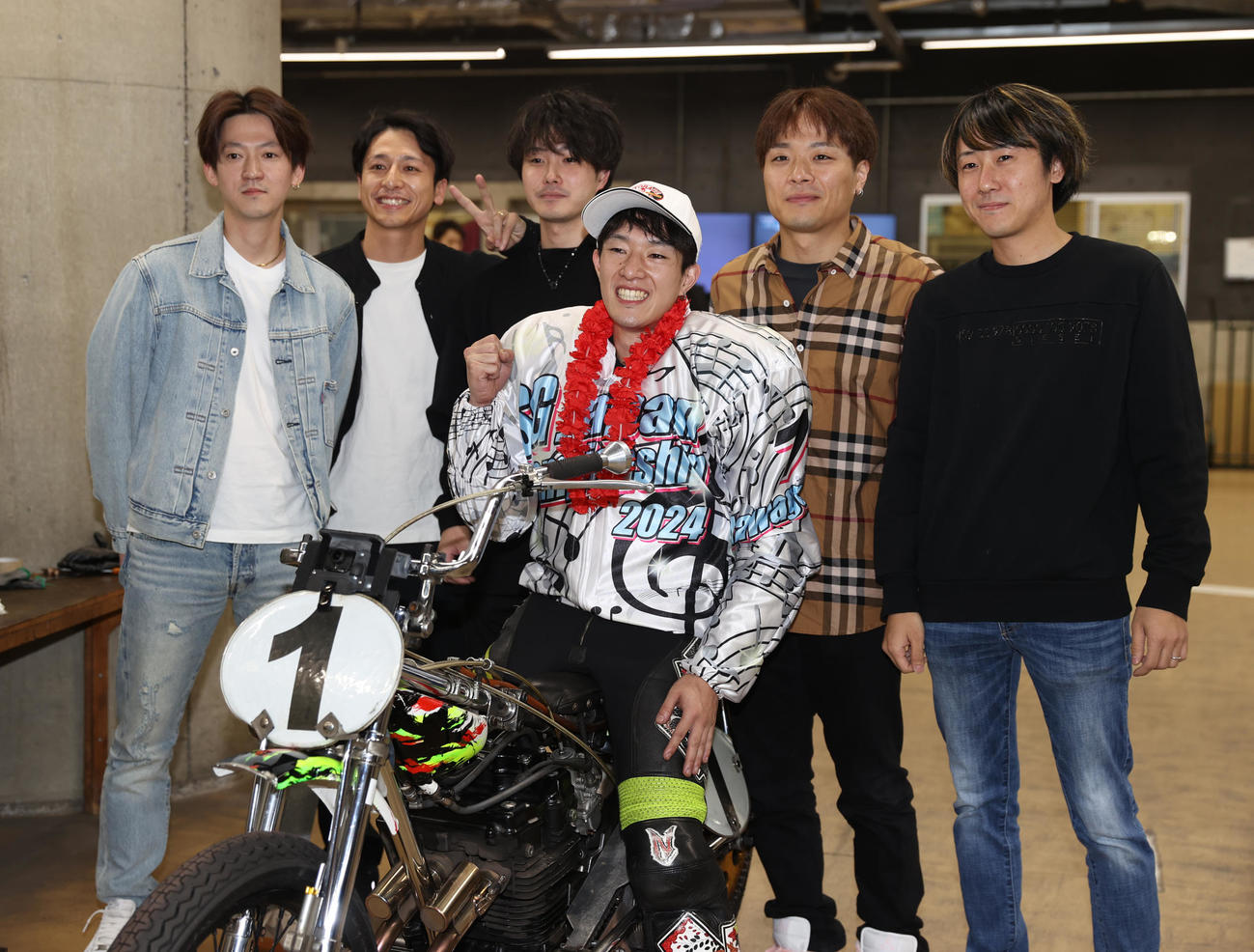 優勝した黒川京介（中央）は、後列左から同期33期生の木山優輝、伊藤正真、花田一輝、泉田修佑、落合巧と記念撮影に納まる（撮影・柴田隆二）