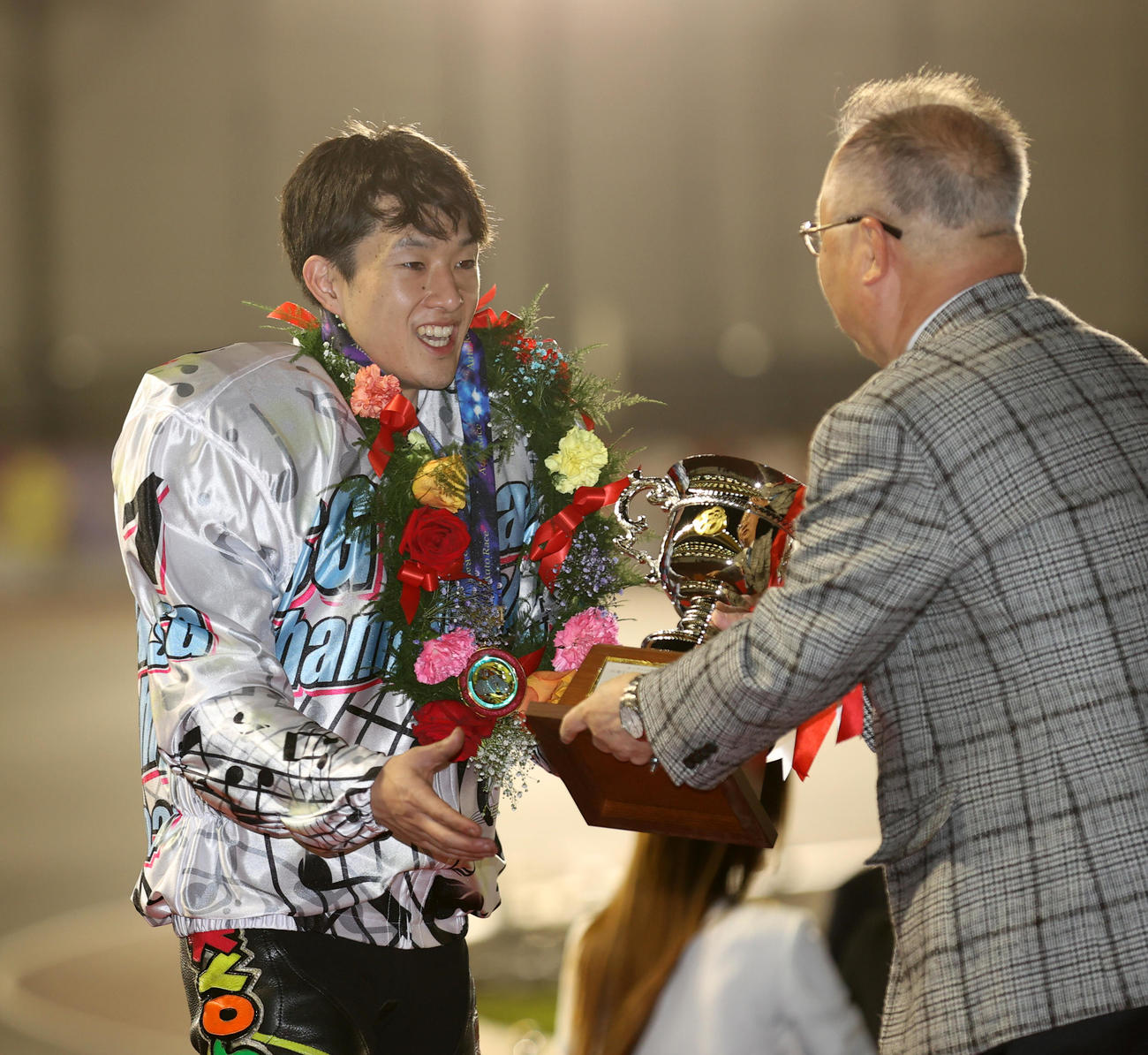 優勝した黒川京介（左）は奥ノ木信夫川口市長から優勝杯を贈呈された（撮影・柴田隆二）