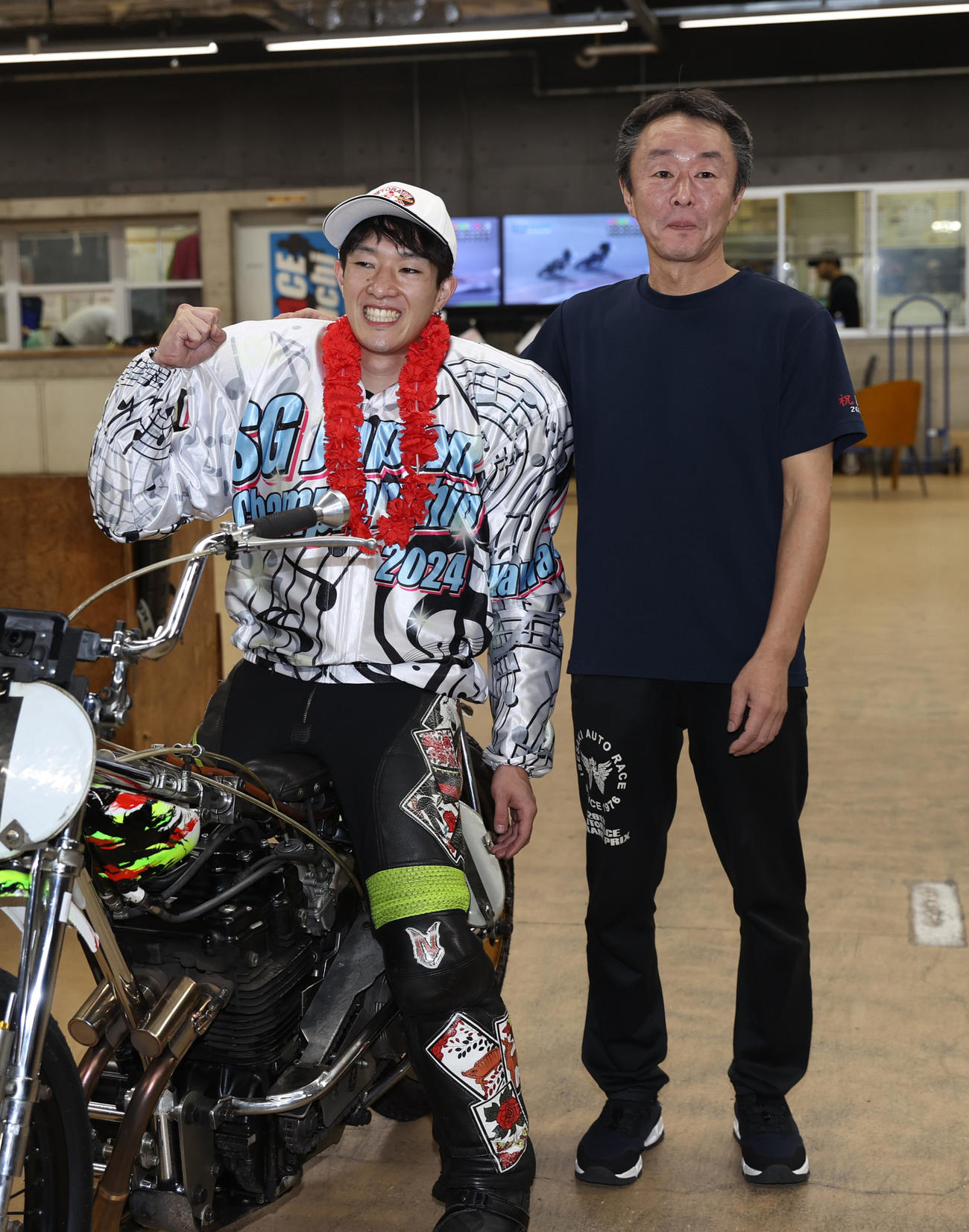 日本選手権に優勝した黒川京介（左）は師匠の中野憲人と記念撮影に納まる（撮影・柴田隆二）