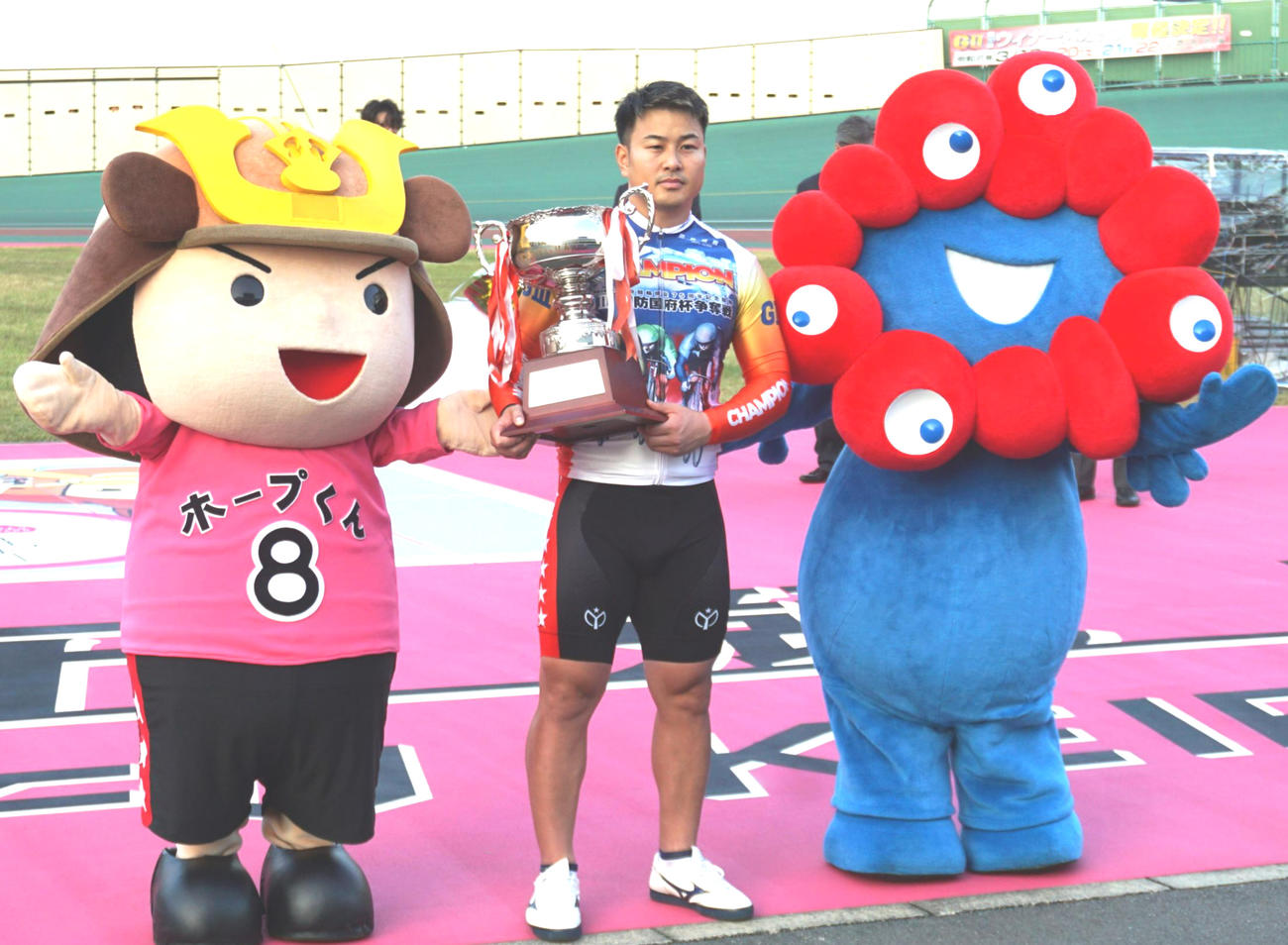 鮮やかなまくりを決めて優勝した松本貴治