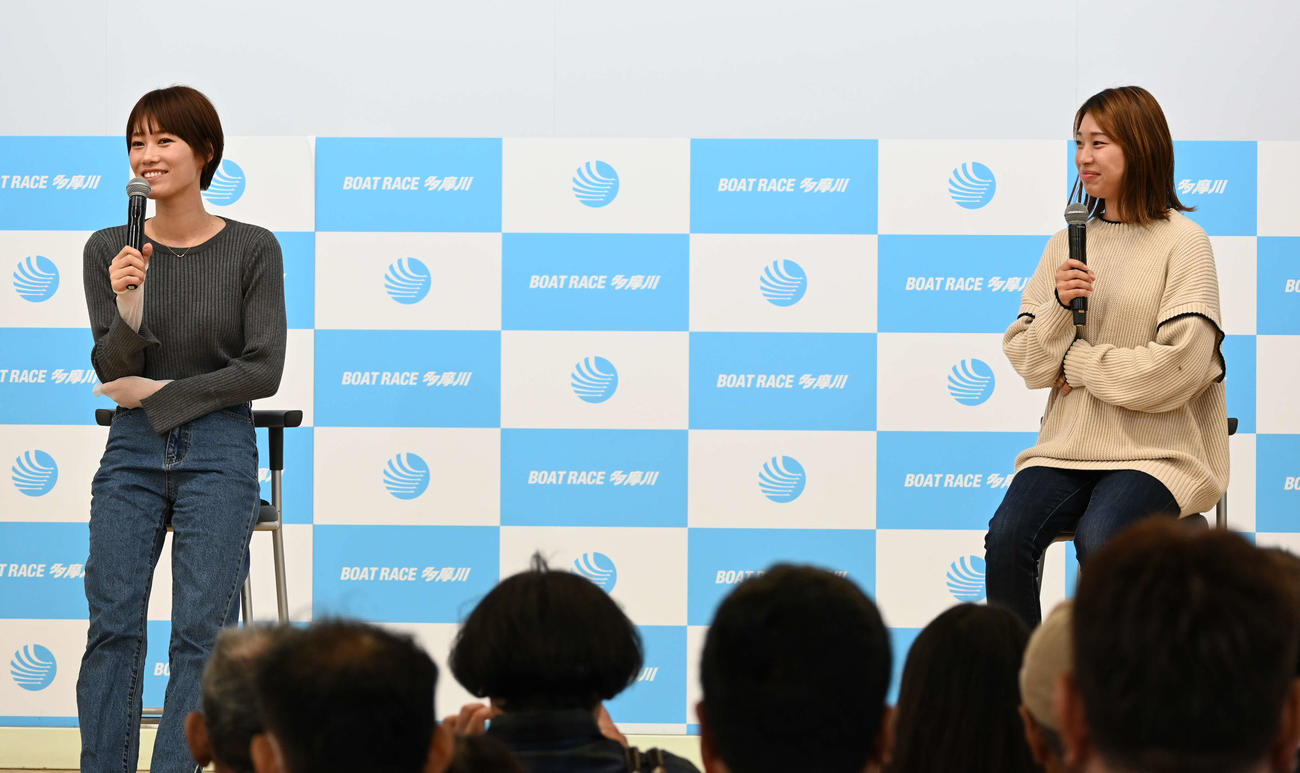 トークショーを行った倉持莉々（左）と中村桃佳