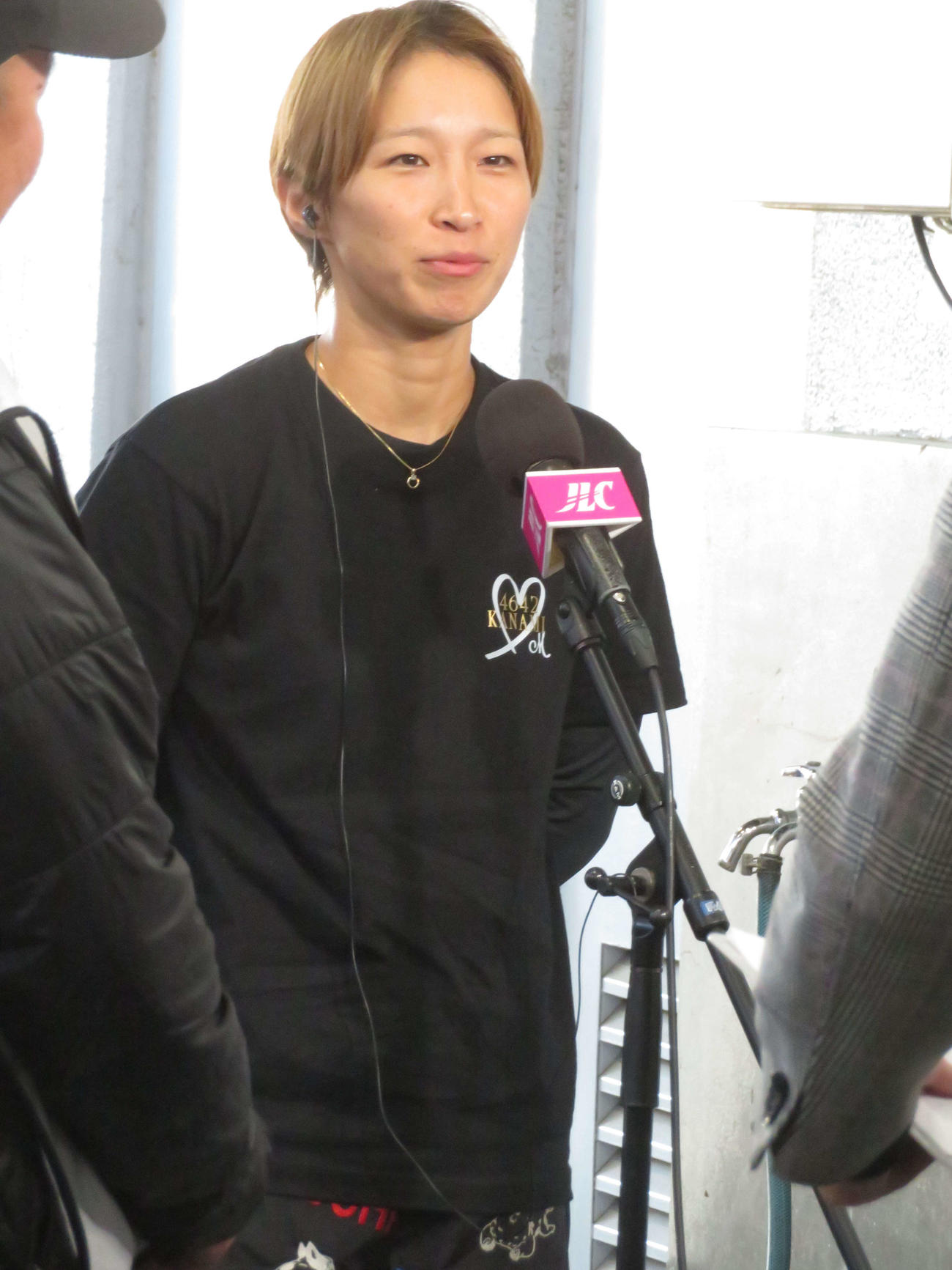 今節2勝目を挙げ得点率トップに躍り出た松尾夏海が勝利者インタビューに応える