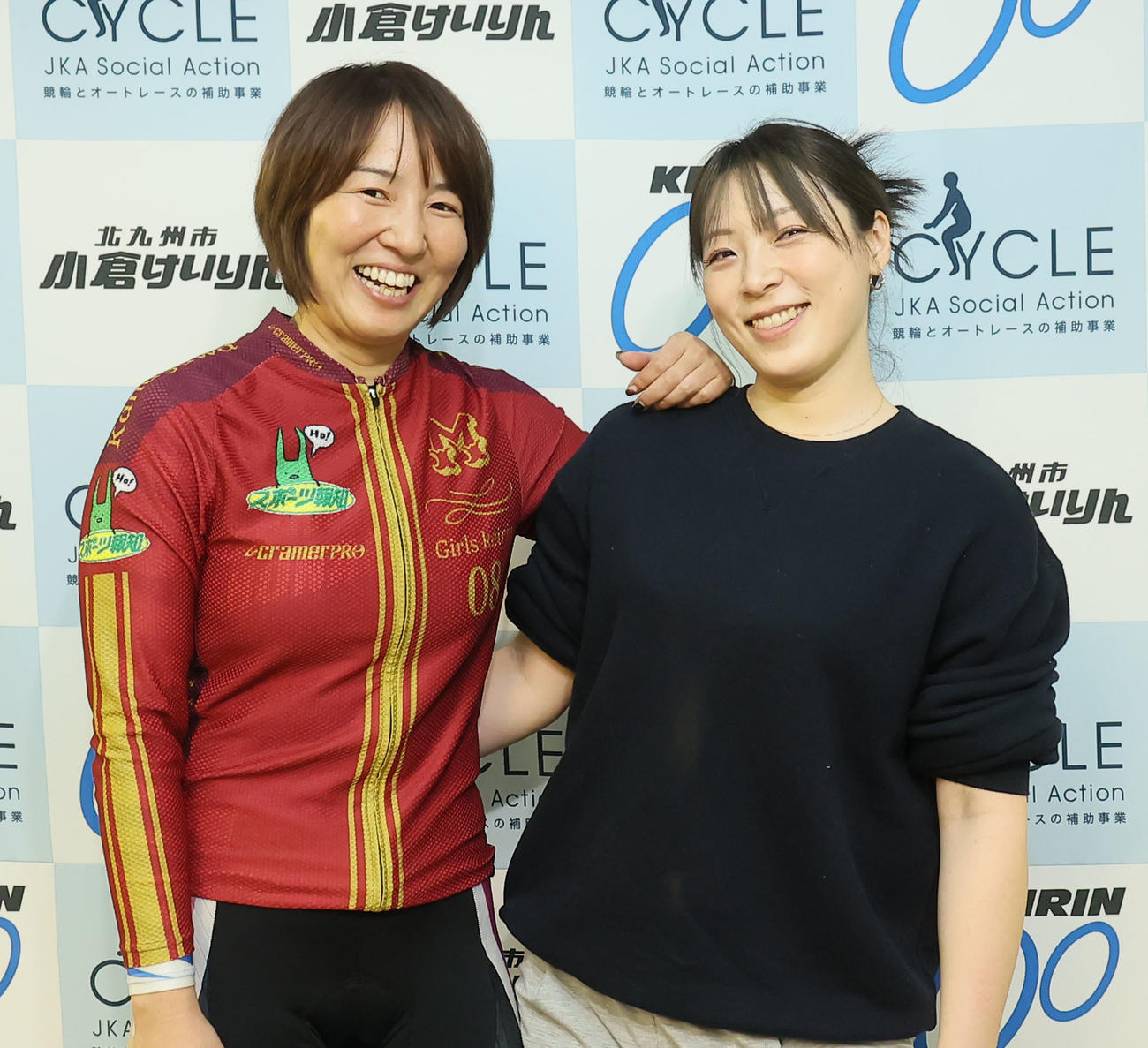 笑顔で健闘を誓い合う尾崎睦（左）と児玉碧衣（撮影・鬼束羽瑠菜）