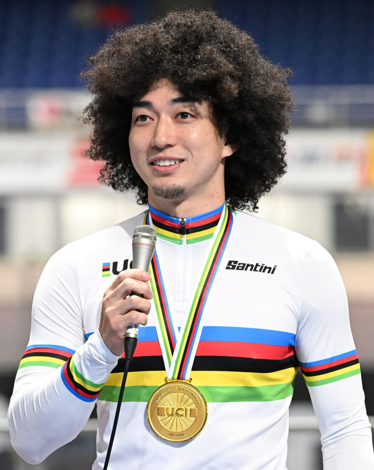 世界選手権でのメダル獲得を報告する山崎賢人