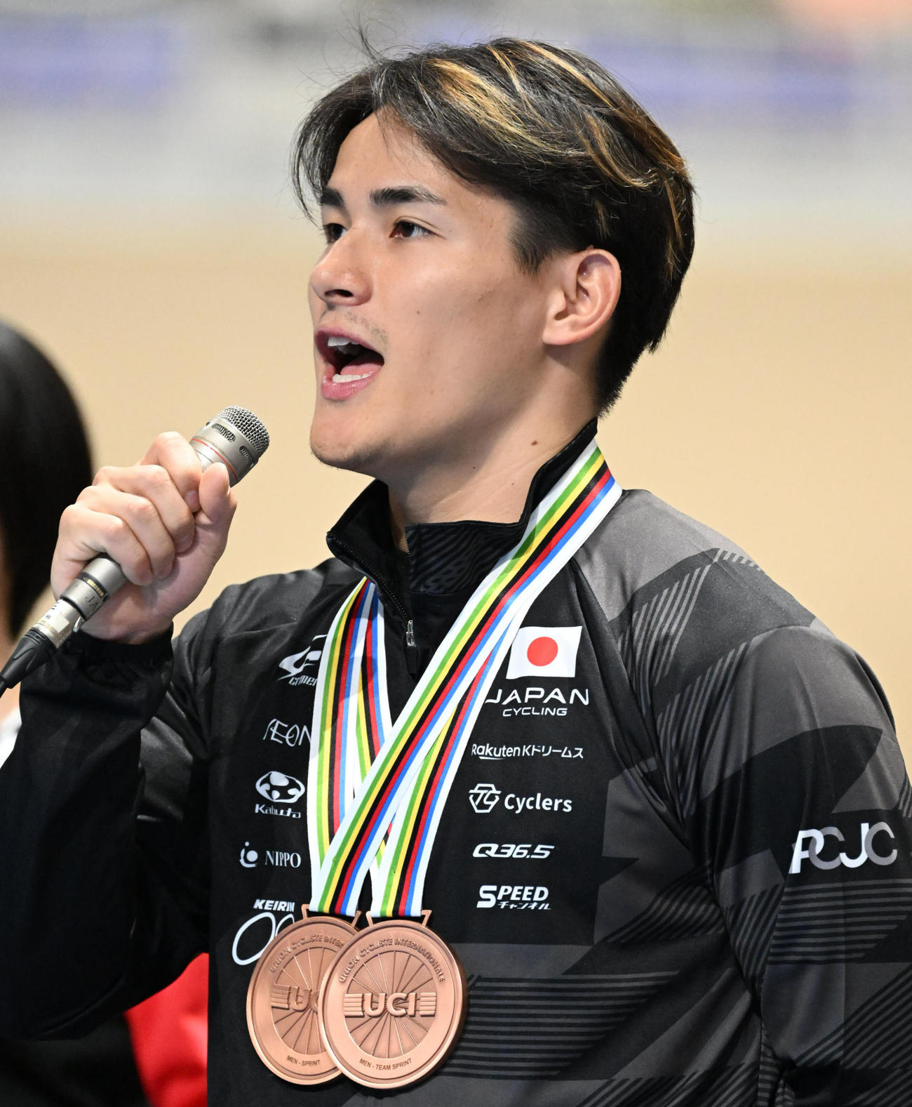 世界選手権でのメダル獲得を報告する太田海也
