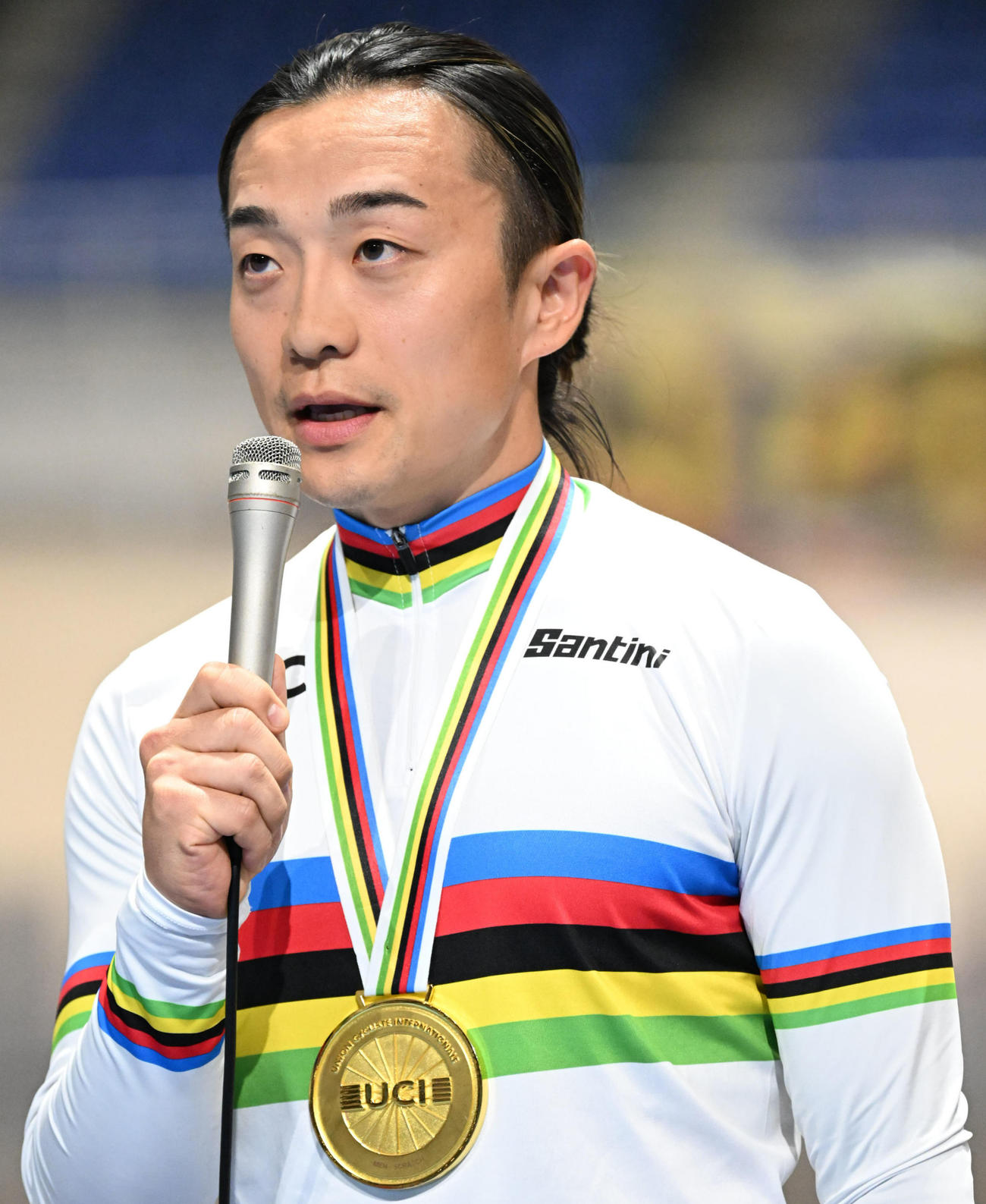 世界選手権でのメダル獲得を報告する窪木一茂