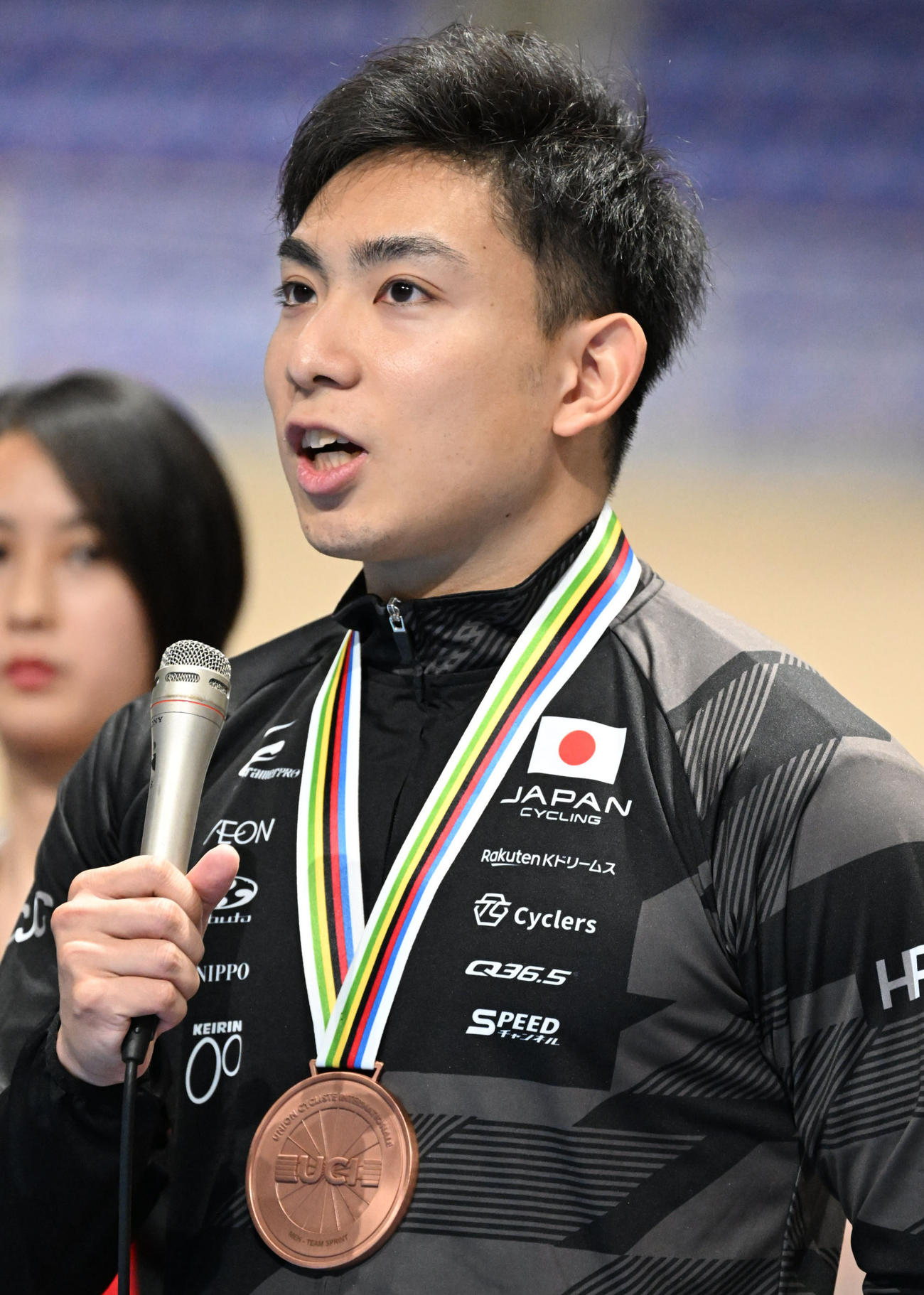世界選手権でのメダル獲得を報告する小原佑太