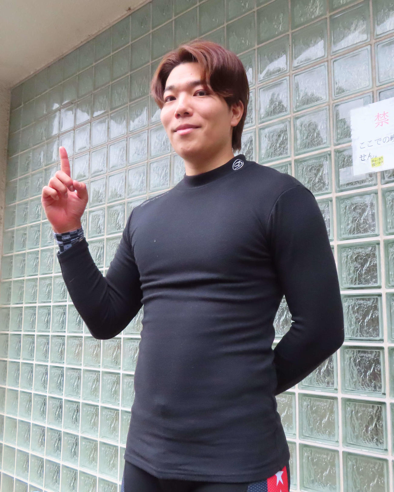 通算100勝のポーズを取る岸田剛