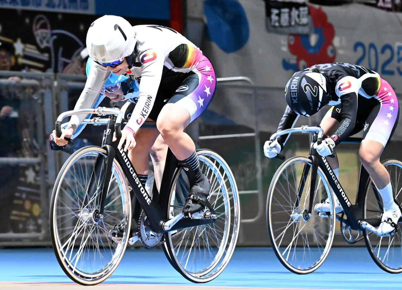 先頭でゴールに飛び込む（1）佐藤水菜。右は●着の（2）久米詩、奥が3着（4）当銘直美（撮影・林敢治）