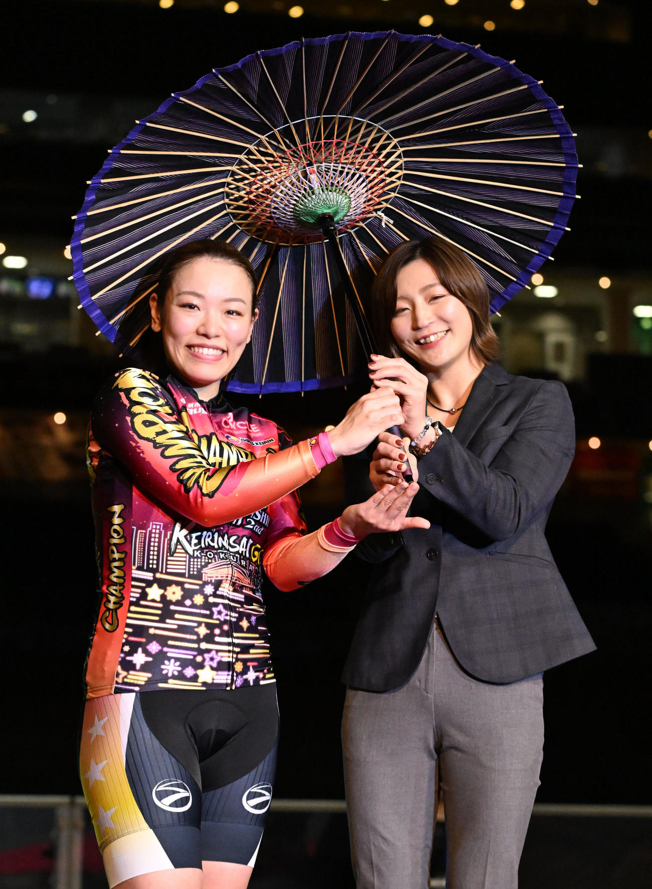優勝した佐藤水菜（左）は、パリ五輪金メダリスト角田夏実と笑顔を見せる（撮影・林敢治）