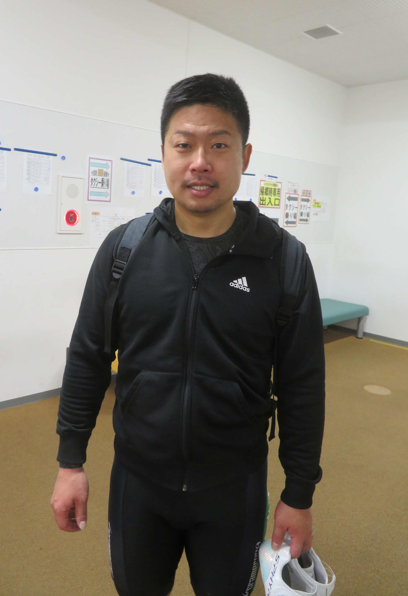 チ予選1R、新人の油谷蒼をバック3番手から一気にまくった森佑樹（撮影・榎並義朗）