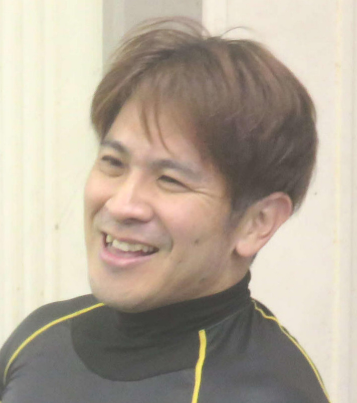 笑顔でレースを振り返る皿屋豊