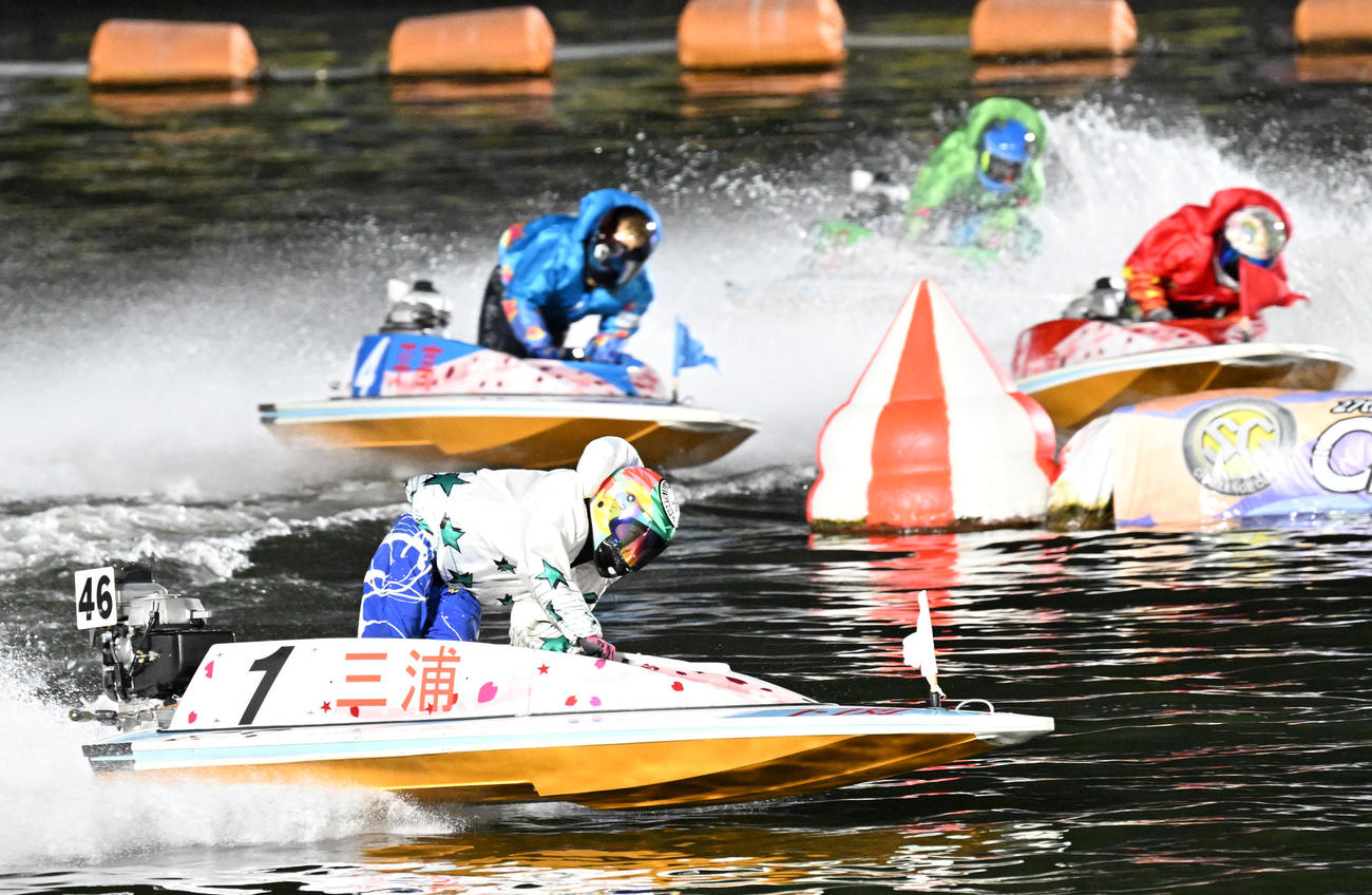 先頭でターンする三浦永理（撮影・林敢治）
