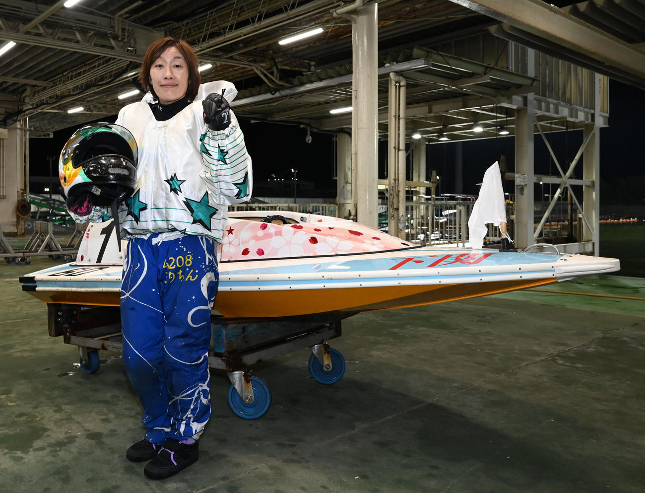 勝を果たした三浦永理は笑顔で撮影に応じる（撮影・林敢治）