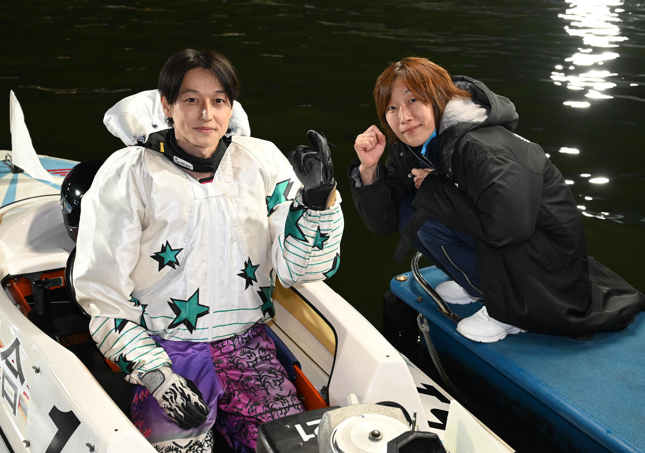 SG初優勝を果たした河合佑樹（左）とG2初優勝の三浦永理はそろって記念撮影（撮影・林敢治）