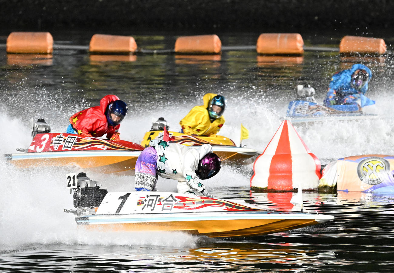 SG優勝戦12R 2周回目2マークを先頭に周回する1号艇の4494河合（撮影・林敢治）