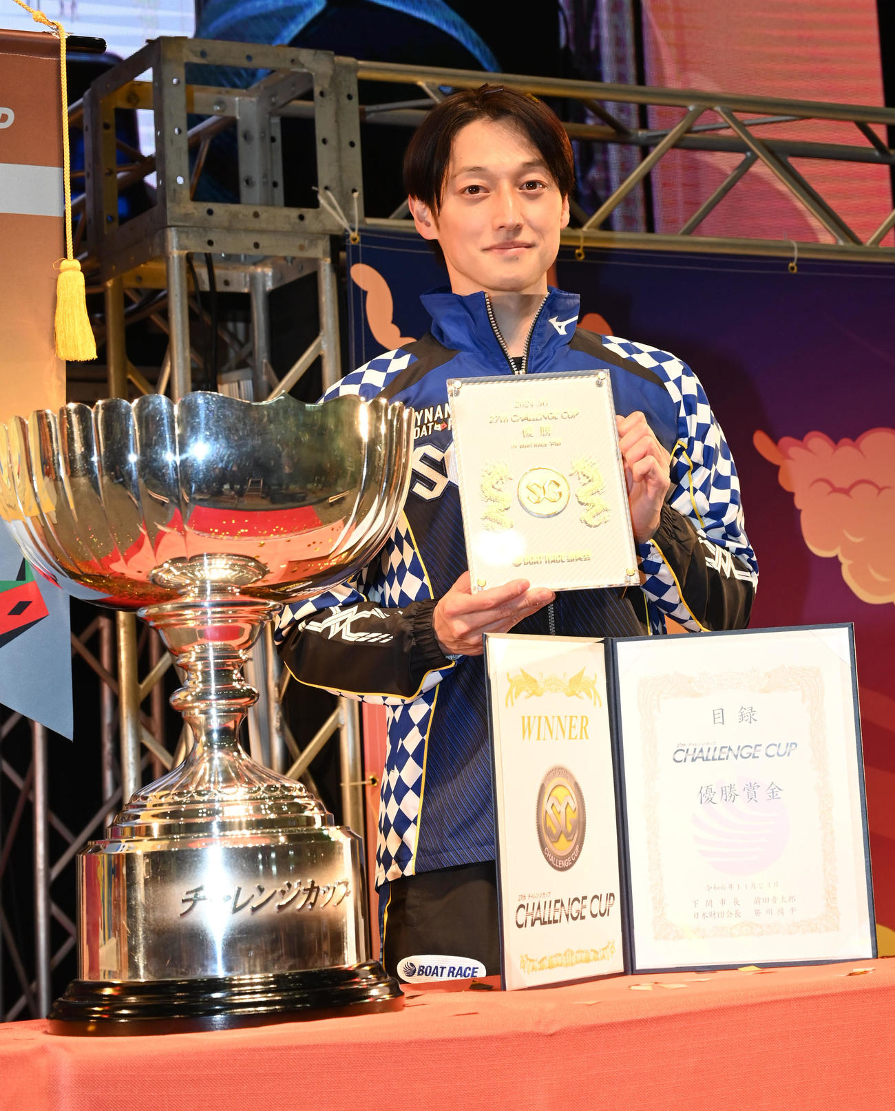 SG優勝の記念品を前にポーズをとる河合佑樹