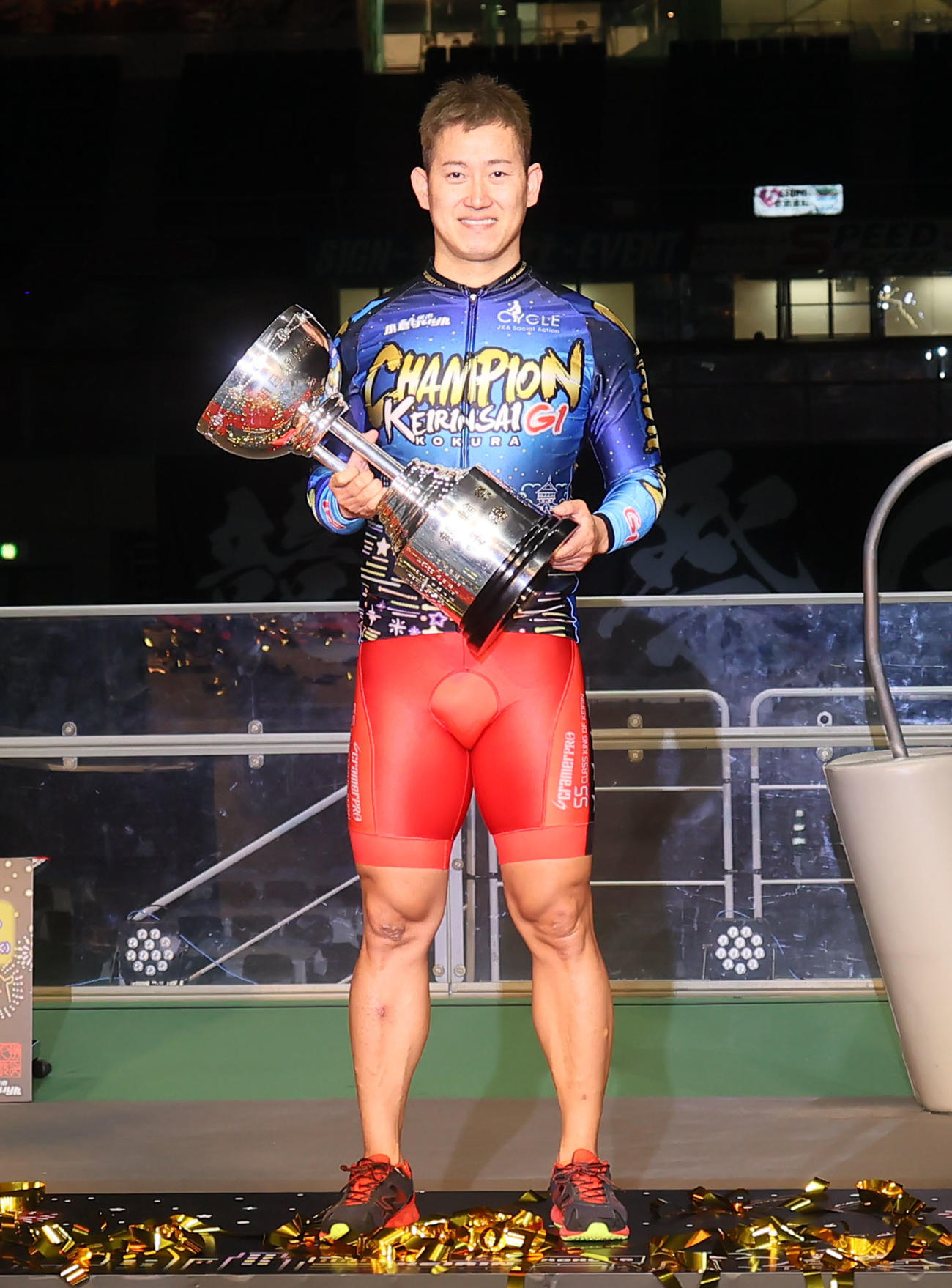 競輪祭を制し、優勝カップを手に笑顔の脇本雄太（撮影・鬼束羽瑠菜）