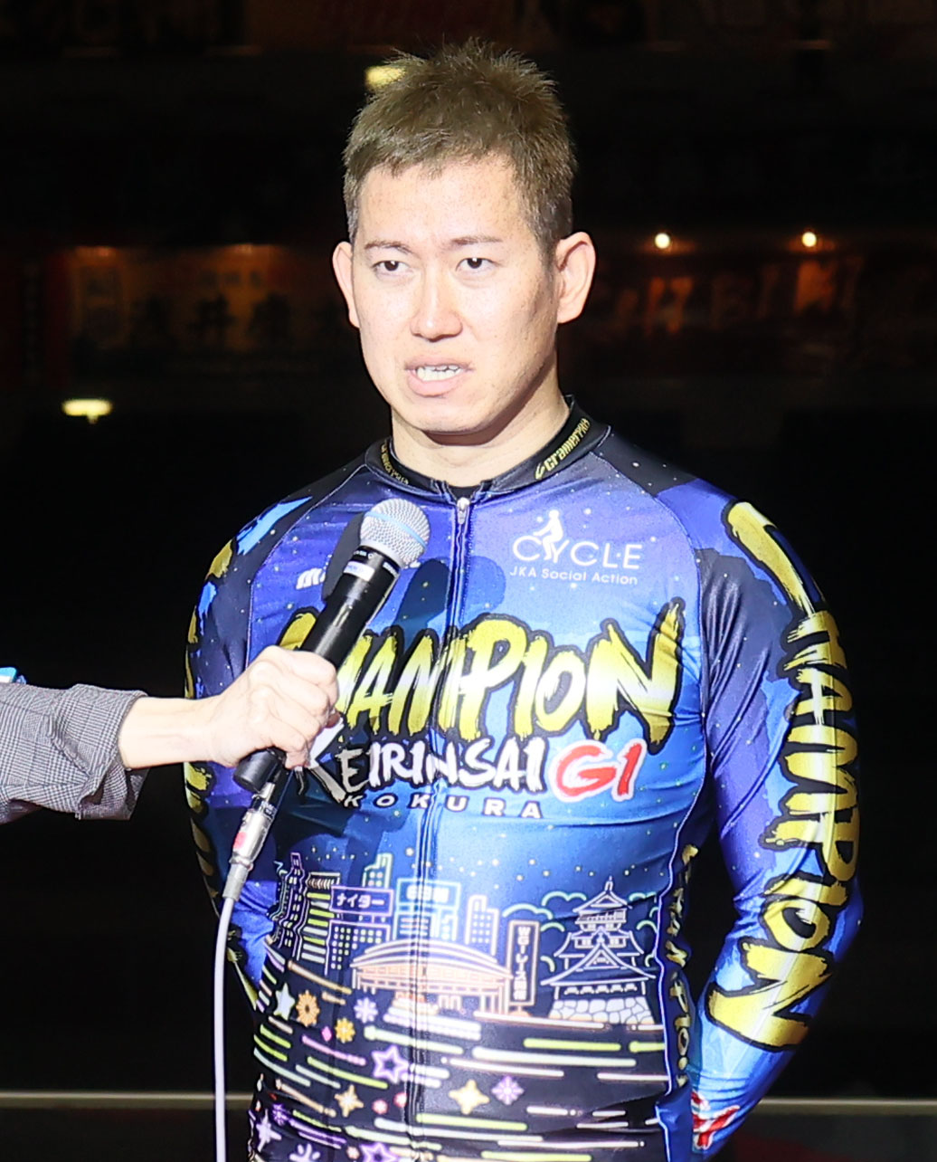 小倉競輪祭を制し優勝インタビューに答える脇本雄太（撮影・鬼束羽瑠菜）
