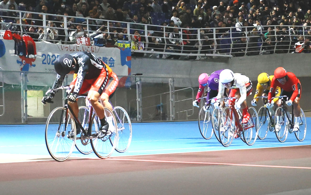 決勝ゴールに先頭で飛び込む脇本雄太（左手前）