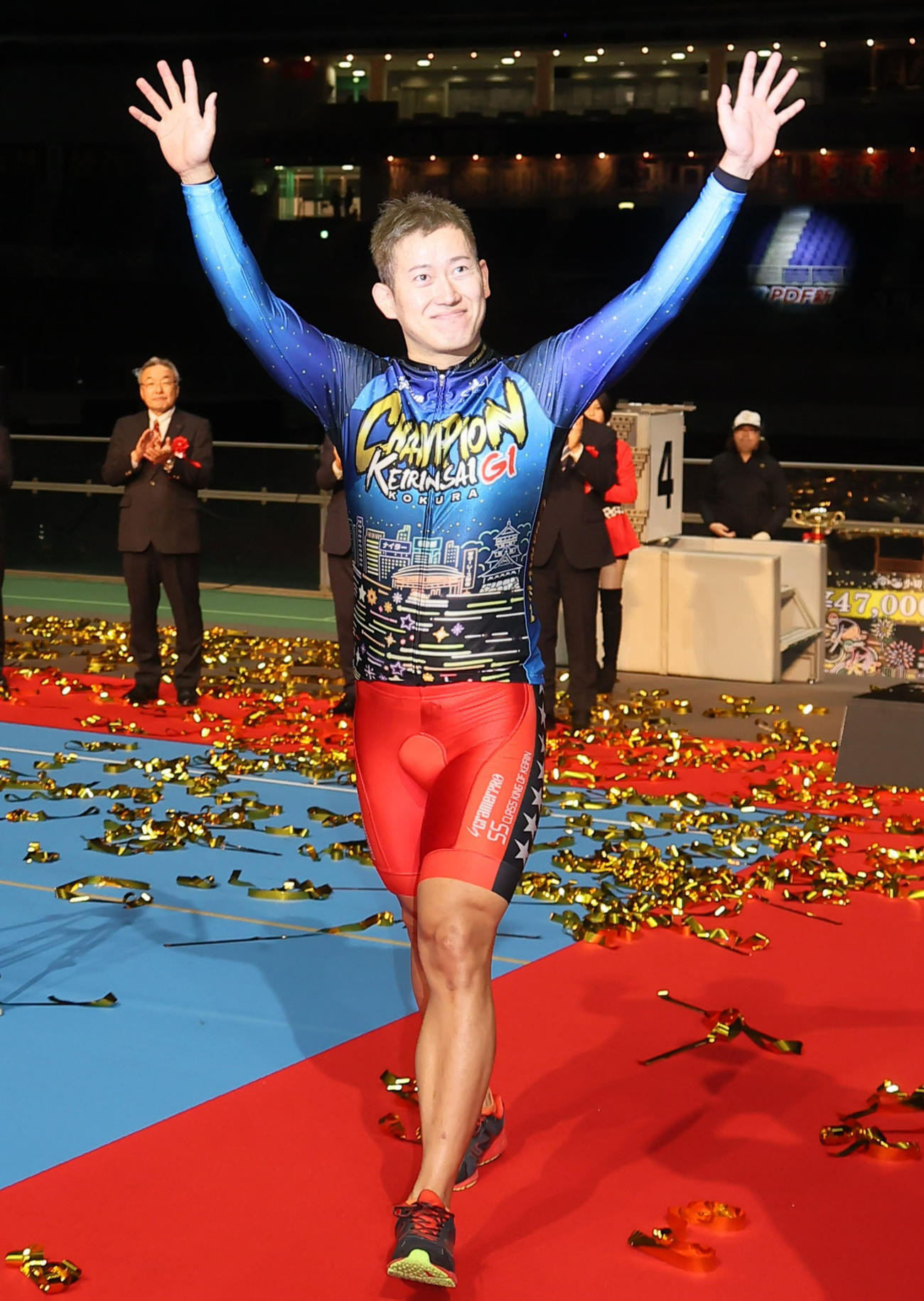 競輪祭を制し、ファンの声援に応える脇本雄太（撮影・鬼束羽瑠菜）