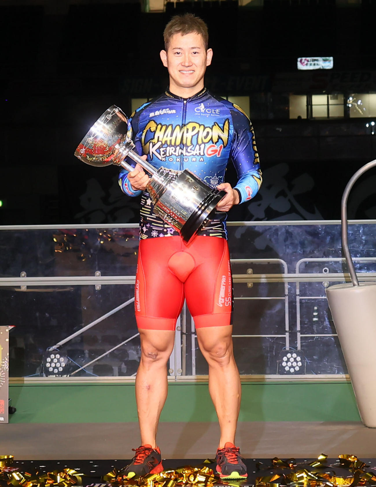 競輪祭を制し、優勝カップを手に笑顔の脇本雄太（撮影・鬼束羽瑠菜）