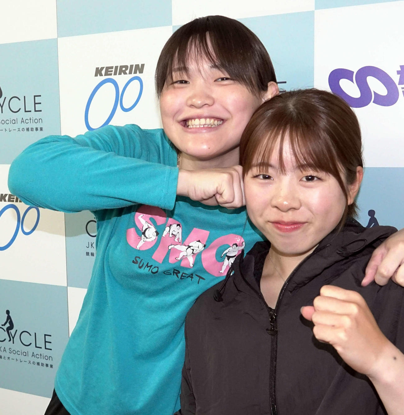 新人同士の平子結菜（右）とじゃれ合う仲沢春香