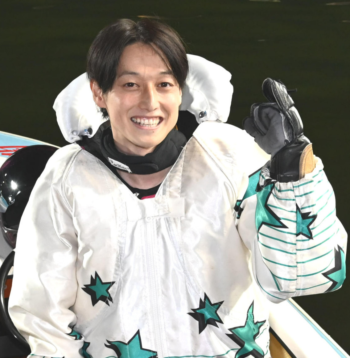 SG初優勝を果たした河合佑樹はピットに引き揚げてきて笑顔（撮影・林敢治）