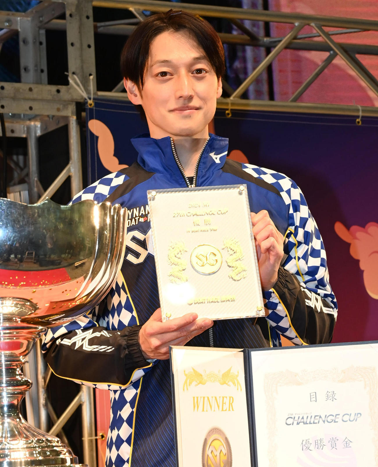 SG優勝の記念品を前にポーズを取る河合佑樹