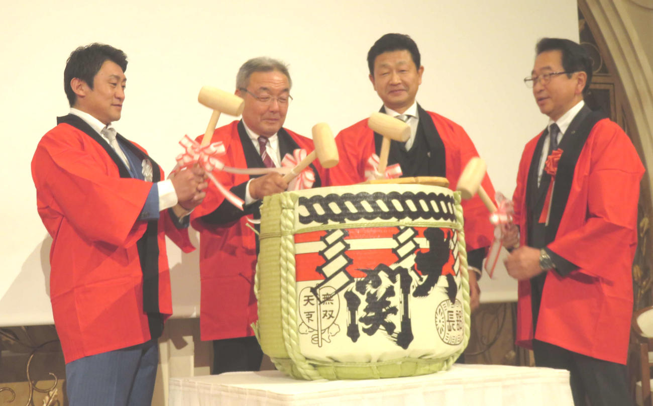 G1初制覇の祝勝会で鏡開きを行う北井佑季（左）