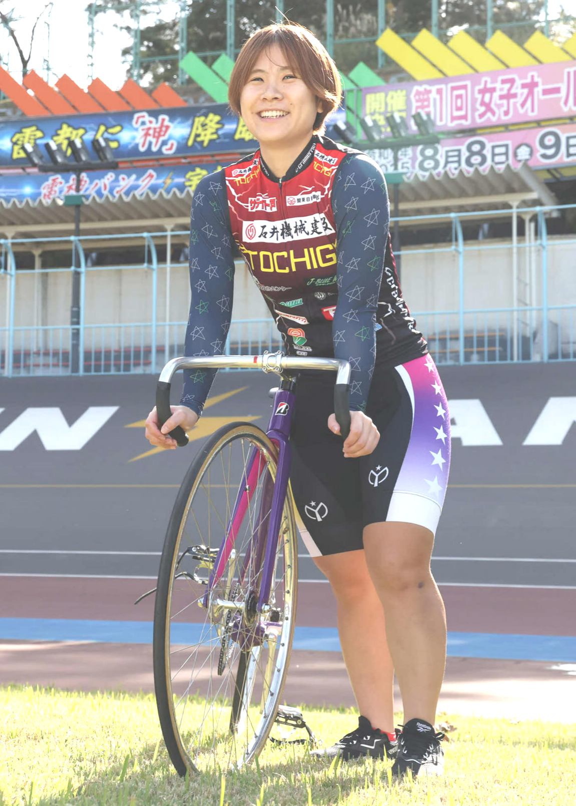 宇都宮の「雷神バンク」を背に笑顔を見せる片岡美奈（撮影・丹羽敏通）